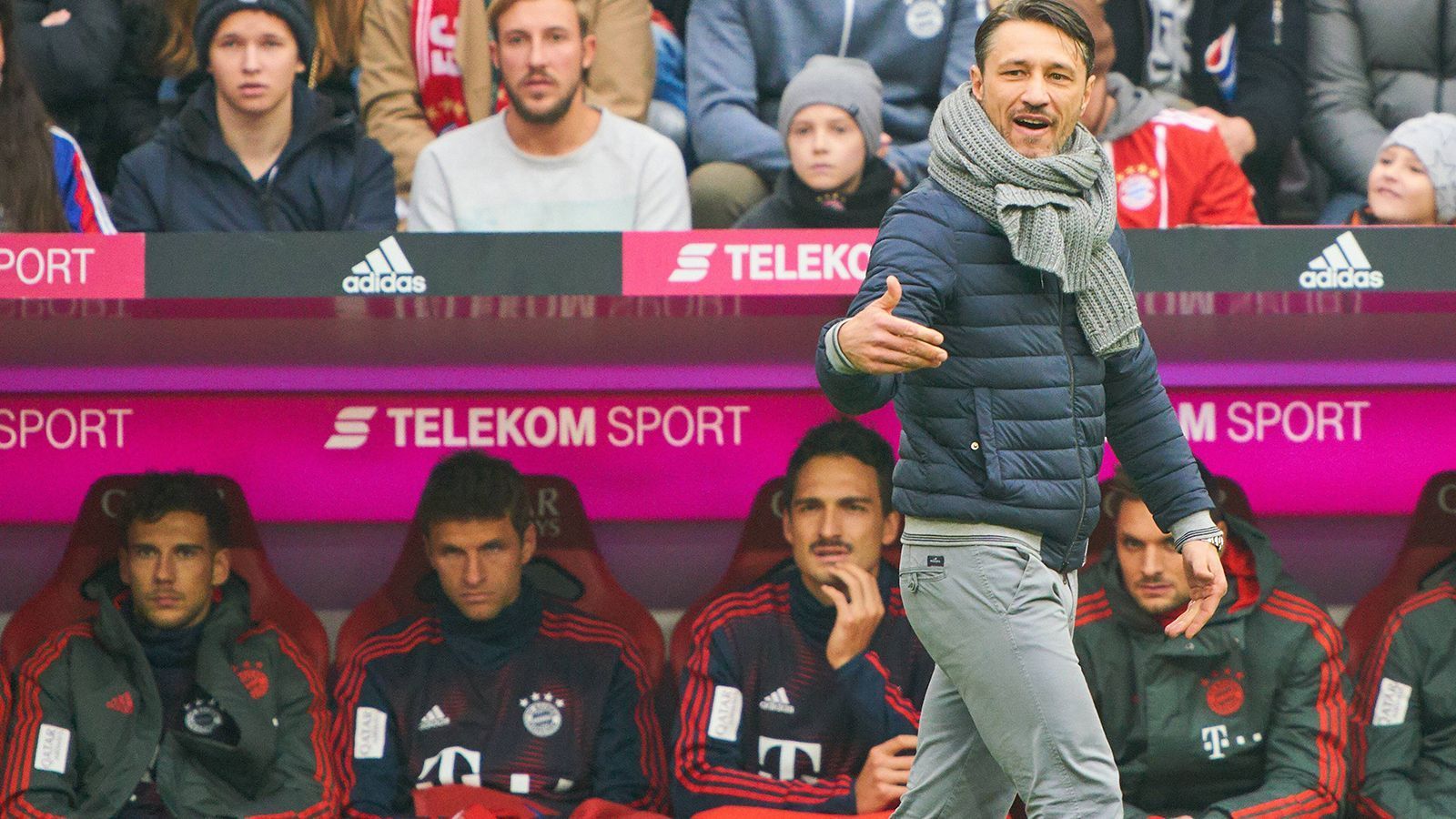 
                <strong>Gemischte Zeiten unter Kovac</strong><br>
                In den Monaten zuvor starteten die Bayern unter dem neuen Trainer Niko Kovac eigentlich gut in die Saison, doch es entwickeln sich mit der Zeit immer mehr Nebenschaukriegsplätze. Hauptbeteiligt ist auch Thomas Müller, dessen sportliches Standing unter Kovac leidet. Seine Frau kritisiert den Bayern-Trainer zwischenzeitlich, weil Müller nur eingewechselt wird. Und auch Hummels erlebte schon bessere Zeiten. Auf der Innenverteidiger-Position kann er sich nicht dauerhaft gegen Niklas Süle und Jerome Boateng durchsetzen. 
              