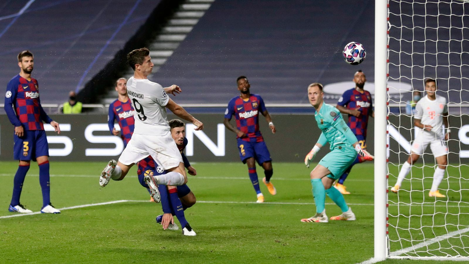 
                <strong>Gala gegen Barcelona im Viertelfinale der Champions League</strong><br>
                Mit dem Double waren die Münchner in der Saison 2019/20 aber noch lange nicht zufrieden. Beim Finalturnier der Champions League in Lissabon demonstrierten die Bayern schon im Viertelfinale ihren extremen Titelhunger unter Flick. Mit 8:2 fertigte der deutsche Rekordmeister den FC Barcelona ab. Bereits zur Pause war die Begegnung angesichts einer 4:1-Führung entschieden, nach dem Seitenwechsel legten die Münchner dann noch vier Treffer nach, zwei davon ausgerechnet durch den damals von Barcelona an die Bayern verliehenen Philippe Coutinho. 
              