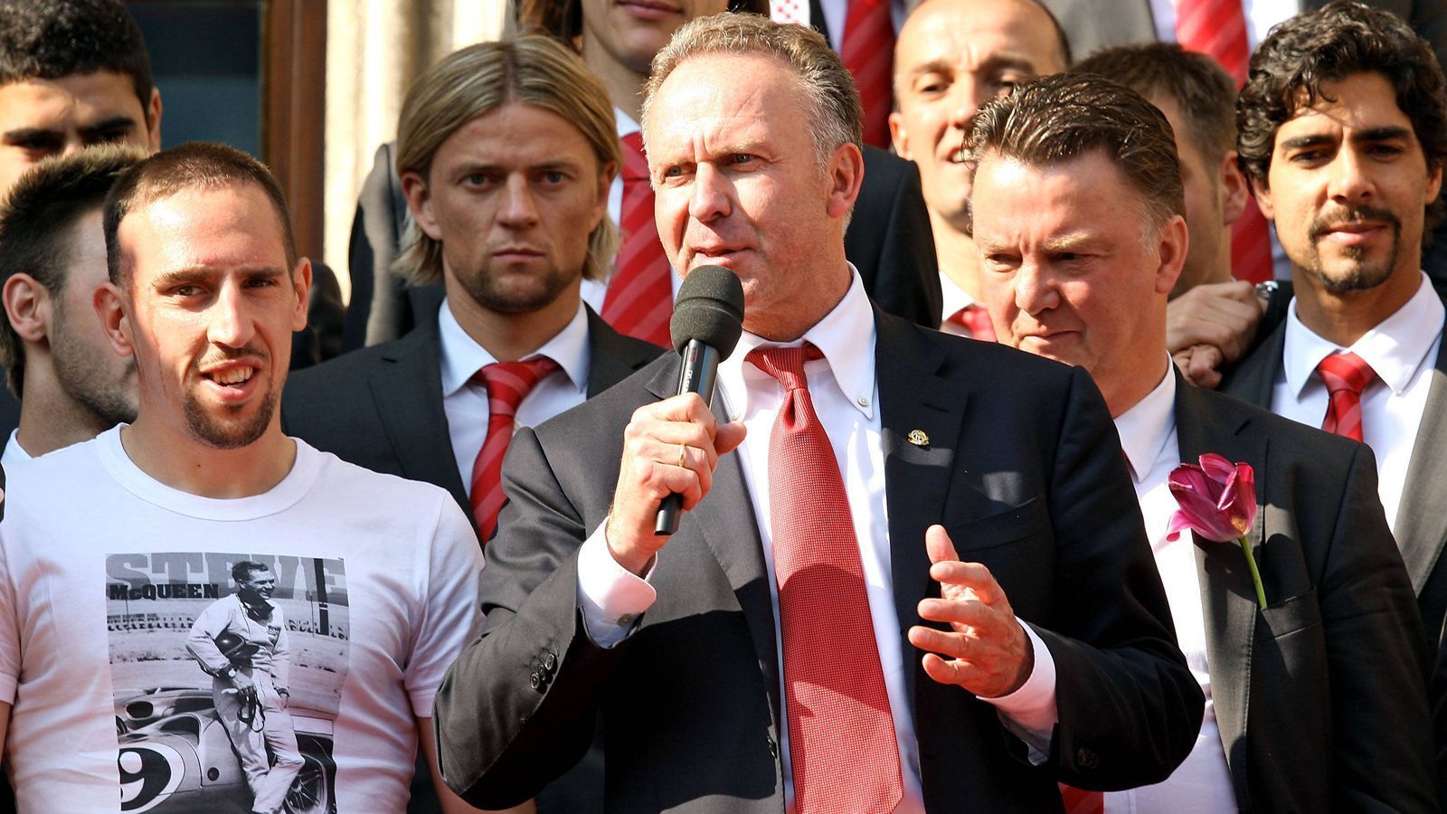 
                <strong>Gratulation zu Riberys Jubiläums-Tor</strong><br>
                "Ich ziehe meinen Hut und sage Champs-Elysees", richtete Rummenigge seine Glückwünsche an Franck Ribery nach dessen 100. Tor für die Bayern. Wie Robben, so prägte auch der Franzose Ribery eine Erfolgs-Ära bei den Münchnern, kickte von 2007 bis 2019 für den FCB.
              