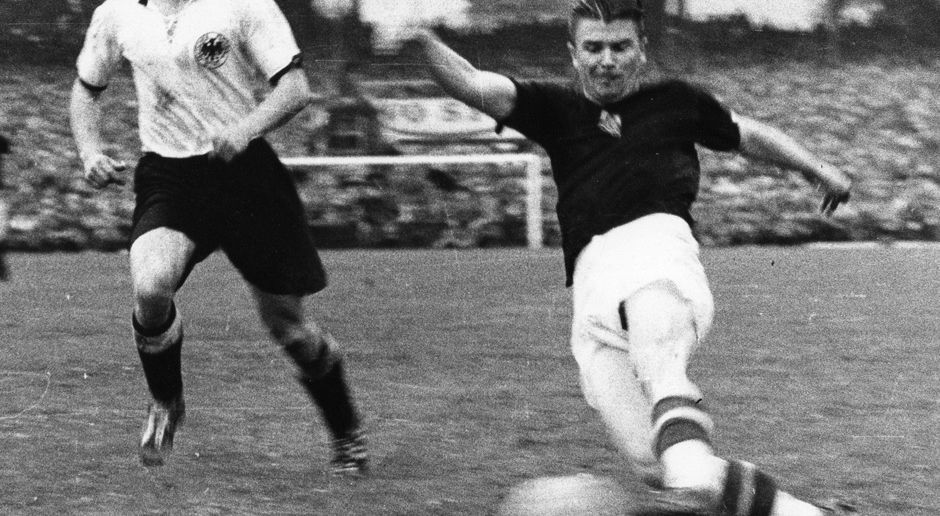 
                <strong>Ferenc Puskas (Ungarn)</strong><br>
                Ferenc Puskas war Kapitän jener Wunderelf, die von 1950 bis zum WM-Finale 1954 gegen Deutschland in 32 Pflichtspielen unbesiegt blieb. Zu jenem denkwürdigen Lauf gehörte auch der Triumph bei Olympia in Helsinki, als Ungarn seine fünf Spiele mit insgesamt 20:2 Toren gewann. Puskas erzielte vier Treffer, darunter das 1:0 im Finale gegen die starken Jugoslawien (2:0), die zuvor Sepp Herbergers DFB-Team ausgeschaltet hatten.
              