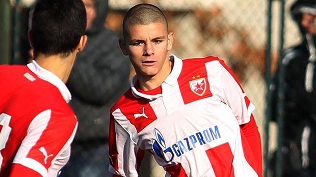 
                <strong>Dejan Joveljic (Serbien)</strong><br>
                Dejan Joveljic (Serbien): Der 16-Jährige wirbelt im Sturm der U19 von Roter Stern Belgrad. In der Offensive ist der Serbe sowohl auf den Flügeln als auch in der Spitze einsetzbar.
              