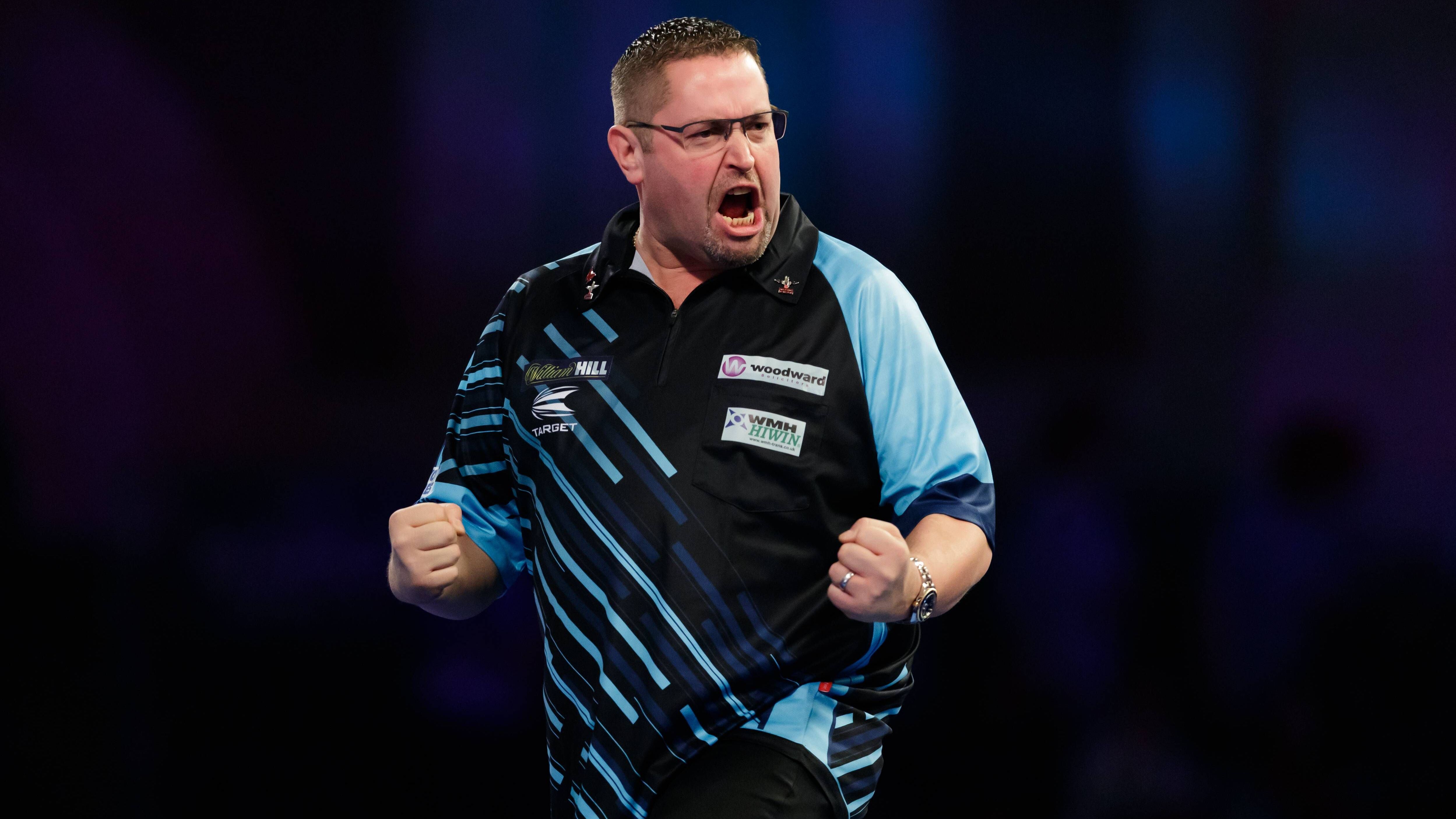 <strong>Alan Norris</strong><br>2015 kam Alan Norris von der BDO zur PDC. Am ersten Tag der Q-School warf er gleich einen Neun-Darter, sein steiler Aufstieg bis hin zu vier WM-Teilnahmen begann. Danach fiel der Engländer aufgrund privater Probleme jedoch in ein Loch, 2020 verlor er seine Tour Card, die "Chuck" sich bis heute nicht wieder erspielen konnte. 2024 erreichte er zwar die Final Stage, jedoch reichten seine drei Punkte dann nicht für die Tour Card.