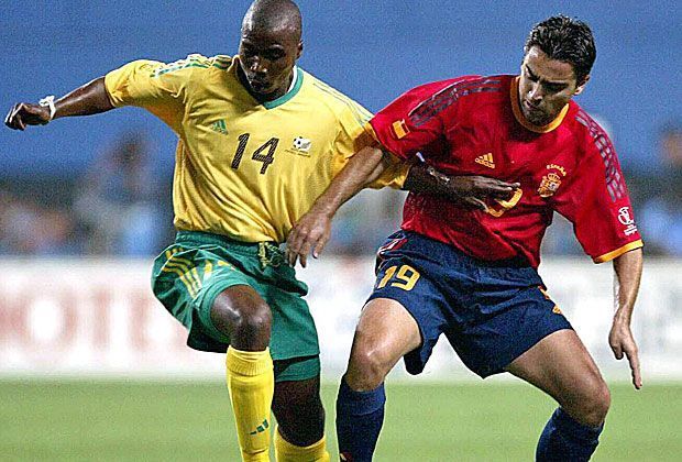 
                <strong>Der Fehlpass-Hasser</strong><br>
                2000 absolvierte Xavi für die "Furia roja" sein erstes Länderspiel. Sein früherer Trainer Carlos Rexach sagt über den Regisseur: "Über eine Vorlage freute er sich oft mehr als über ein Tor." Für Xavi ist ein Spiel immer nur dann ein gutes, wenn er ohne Fehlpass bleibt.
              