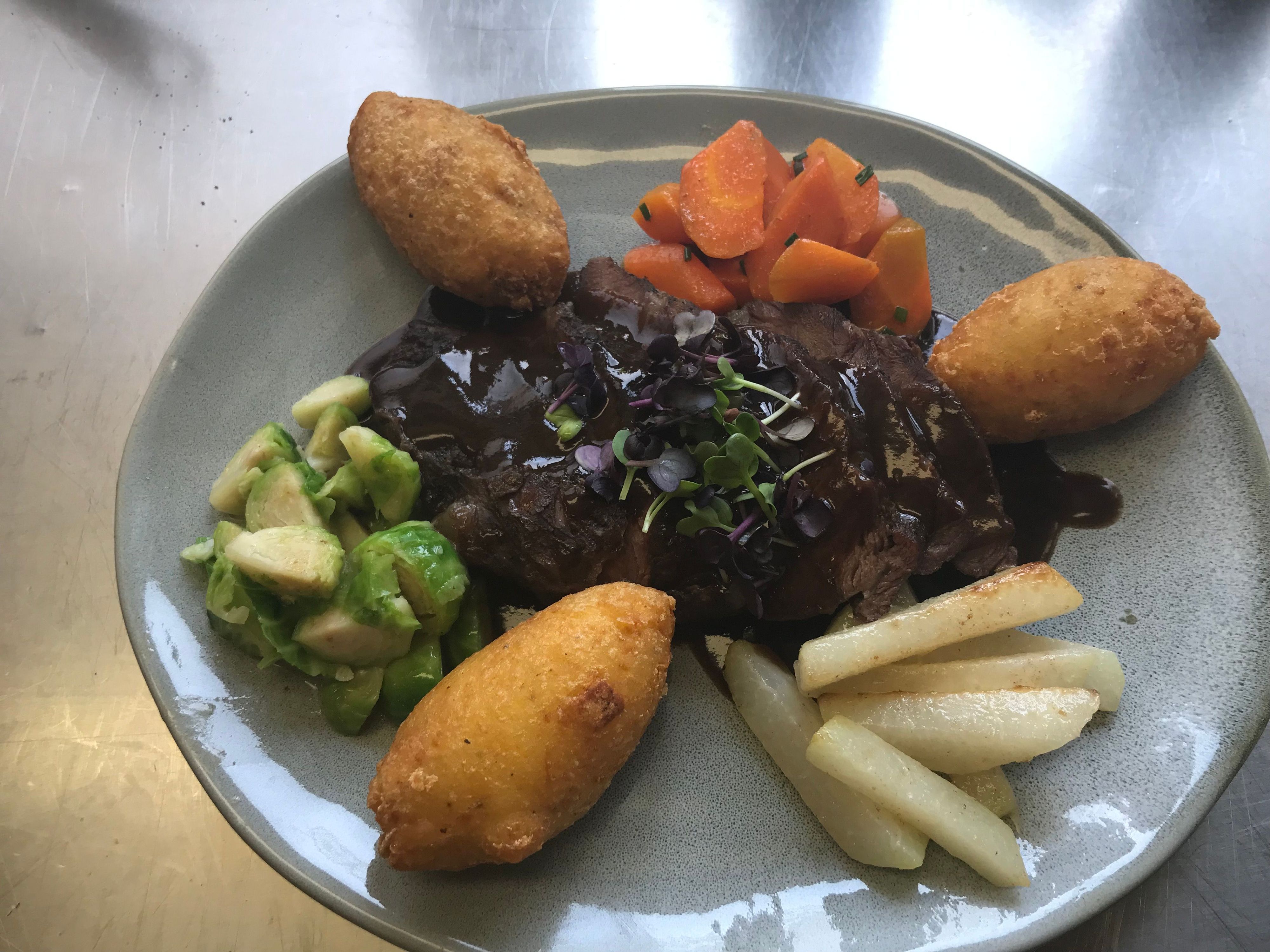 Ochsenbackerl mit Kartoffelkrapferl und Gemüse | Kabel Eins