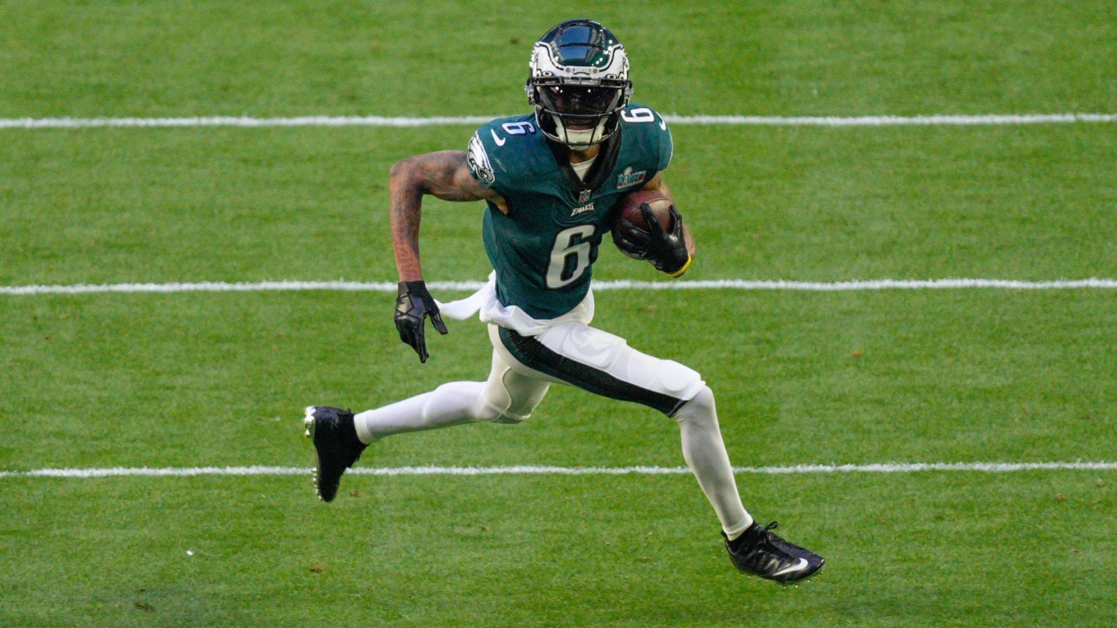 
                <strong>Platz 37: DeVonta Smith</strong><br>
                &#x2022; Team: Philadelphia Eagles<br>&#x2022; Position: Wide Receiver<br>&#x2022; Platzierung im Vorjahr: 36<br>
              