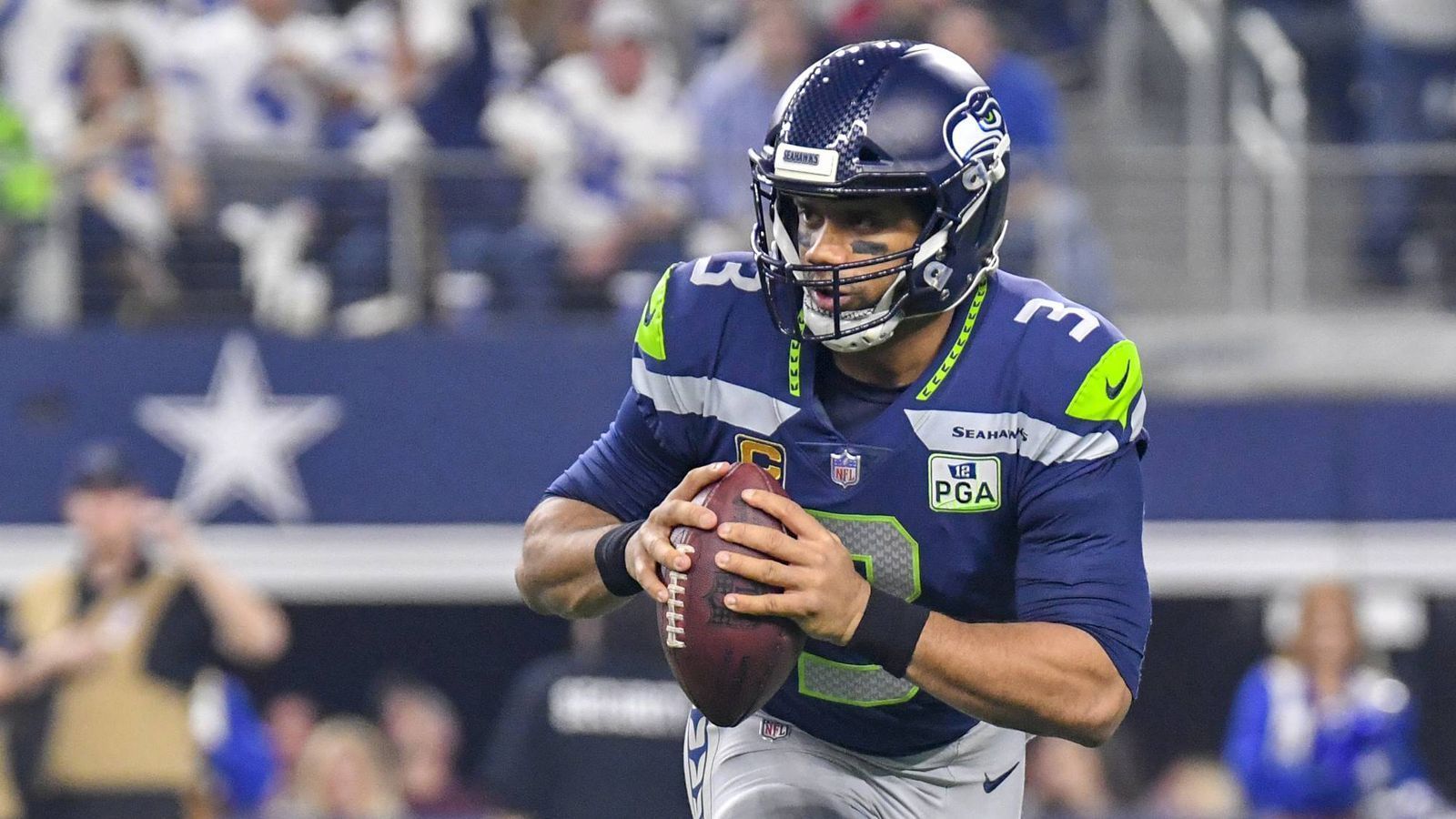 
                <strong>Topverdiener</strong><br>
                Welcher Spieler bekommt die meiste Kohle? Es ist Russell Wilson von den Seattle Seahawks. Der Quarterback hat ein durchschnittliches Jahresgehalt von 35 Millionen Dollar – 107 Millionen Dollar garantiert über vier Jahre.
              