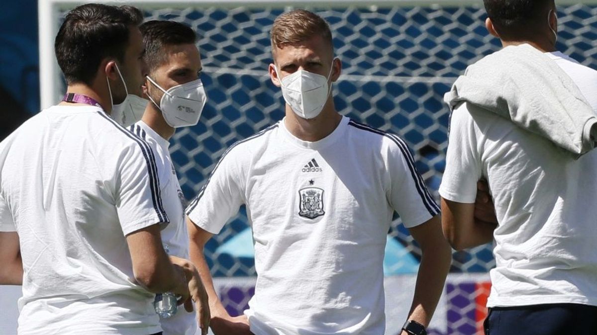 Dani Olmo (c) sieht seine Zukunft in Sapnien