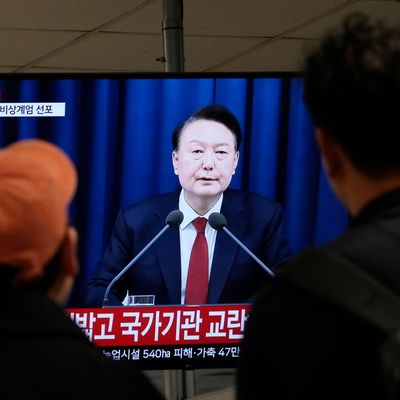 Laut der südkoreanischen Nachrichtenagentur Yonhap hat das Kabinett das Kriegsrecht inzwischen formal aufgehoben.