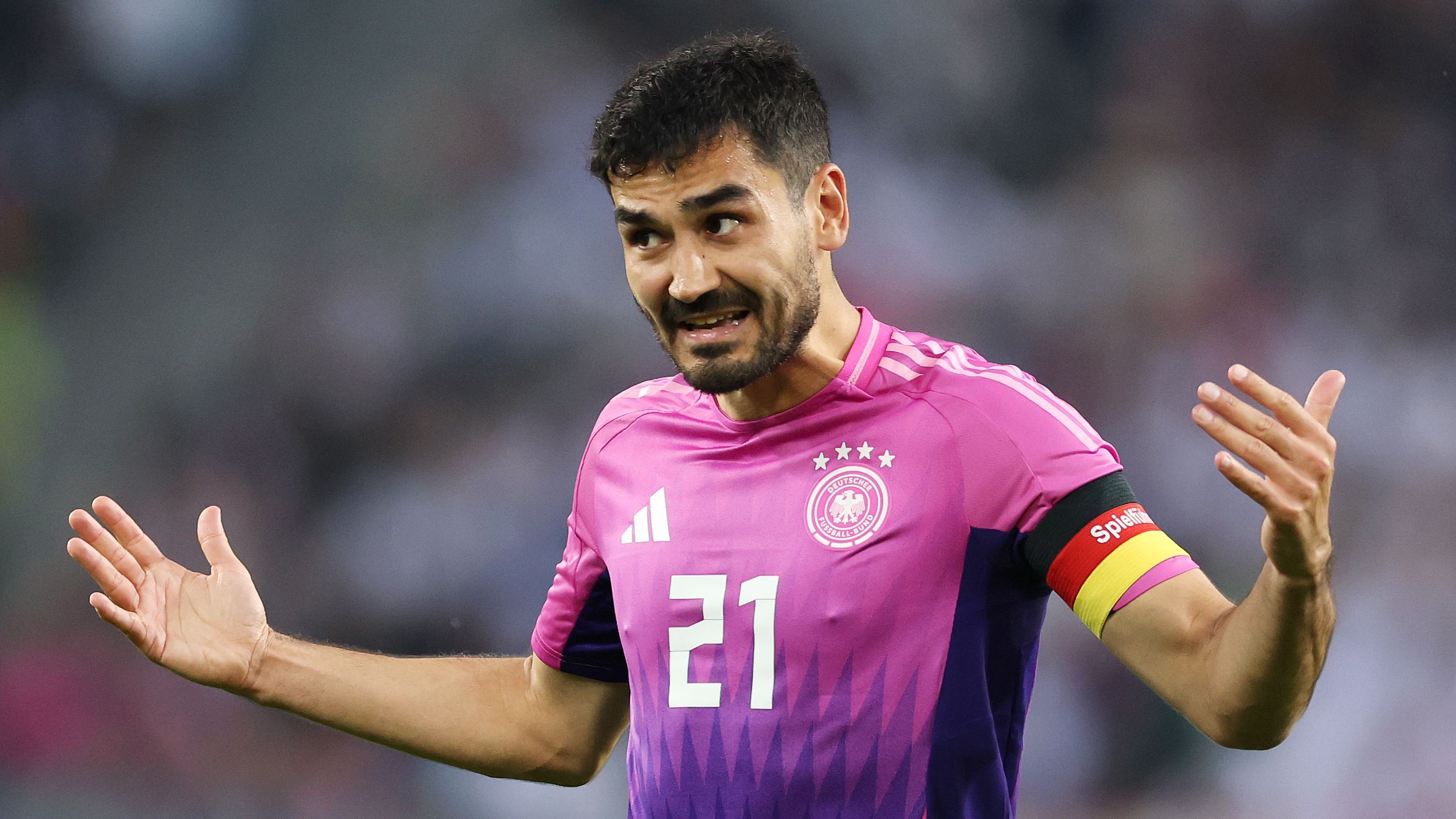 <strong>Ilkay Gündogan</strong><br>Trotz des Umbaus im Mittelfeld fremdelt der Kapitän auch mit seiner neuen offensiveren Rolle. Kaum Impulse fürs deutsche Angriffsspiel, von seiner Qualität ist lange Zeit fast nichts zu sehen. Nach dem Wechsel leicht verbessert, weil er sich tiefer fallen lässt. Hat aber keine entscheidende Szene mehr und muss ebenfalls nach 68 Minuten für Füllkrug runter. <strong><em>ran</em>-Note: 4</strong>