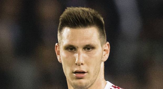 
                <strong>Niklas Süle (FC Bayern München)</strong><br>
                Der Neuzugang hat in der Anfangsphase noch seine Schwierigkeiten mit dem hohen Pressing der Hamburger. Die Abstimmung mit Hummels passt nicht immer. In den direkten Zweikämpfen ist Süle allerdings fast nicht zu bezwingen. Verhindert mit einer starken Grätsche gegen Sakai den Ausgleich. ran-Note: 2
              