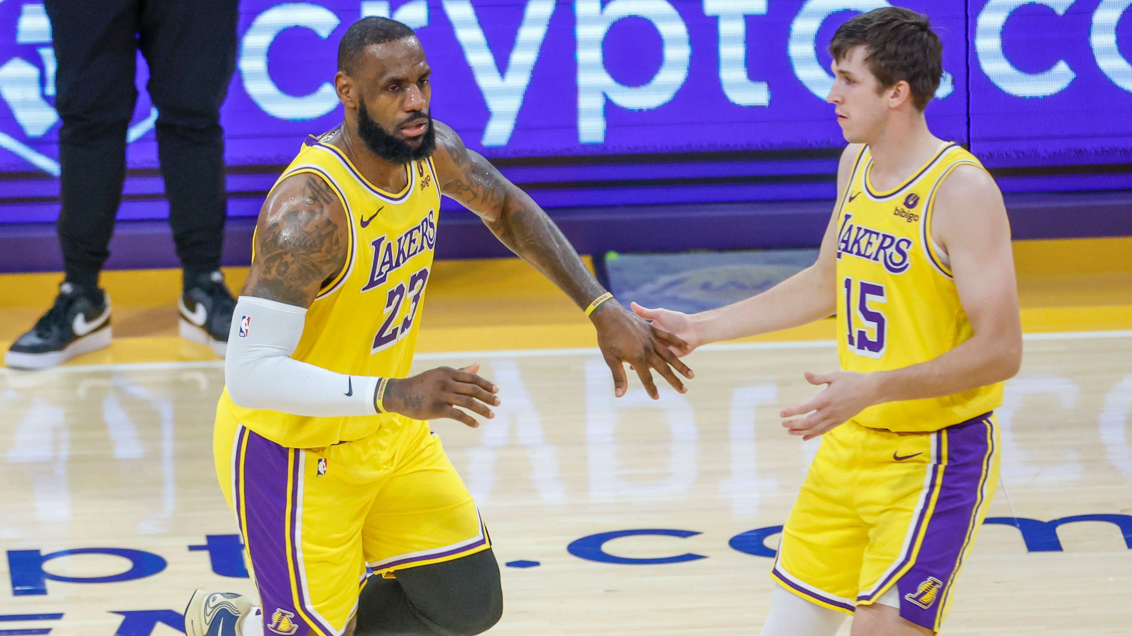 <strong>16.</strong> <strong>Los Angeles Lakers (zuvor Rang 16, 25:25)</strong><br>LeBron ließ mal wieder kurz vor der Trade Deadline seinen jährlichen Rant gegenüber dem eigenen Team los. Gegen Boston fehlten die beiden großen Stars. Und die Lakers gewannen beim besten Team der NBA. Dennoch könnte sich in L.A. etwas tun. Unter anderem sollen die Lakers an Dejounte Murray interessiert sein. Kommt vielleicht sogar Schröder zurück?