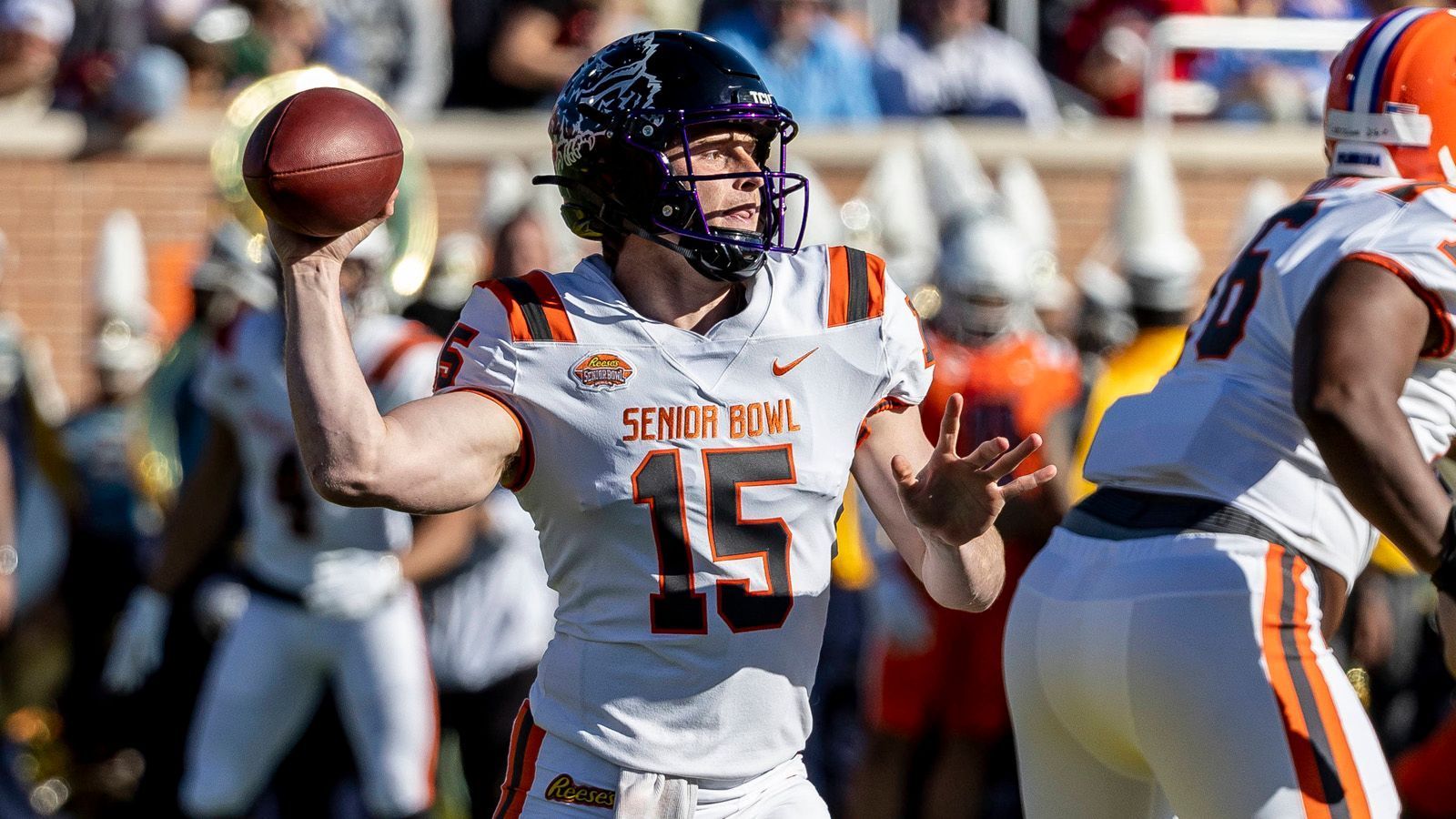 
                <strong>Max Duggan, Los Angeles Chargers</strong><br>
                Max Duggan erlebte mit den TCU Horned Frogs eine Fabelsaison und führte sie bis ins Championship Game. Am College war er der unbestrittene Star, dennoch galt er vor dem Draft nicht als Kandidat für einen der ersten beiden Tage. Letztliche fiel Duggan in der siebten Runde den Los Angeles Chargers in die Hände. Sollte deren Starter Justin Herbert aber keine Verletzung heimsuchen, wird Duggan höchstens an der Seitenlinie lernen dürfen.
              