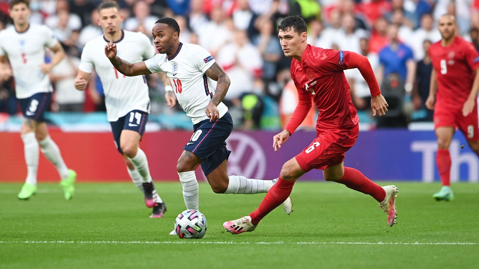 
                <strong>Andreas Christensen (Dänemark)</strong><br>
                Der frühere Gladbacher agiert durchgehend unaufgeregt. Den Freistoß vor dem 1:0 holt er gegen Shaw clever heraus. Von Sterling wird Christensen defensiv gut beschäftigt. Muss im zweiten Durchgang am Oberschenkel getapt werden. Nach knapp 80 Minuten geht es dann nach einer Rettungsaktion nicht mehr weiter. ran-Note: 3
              