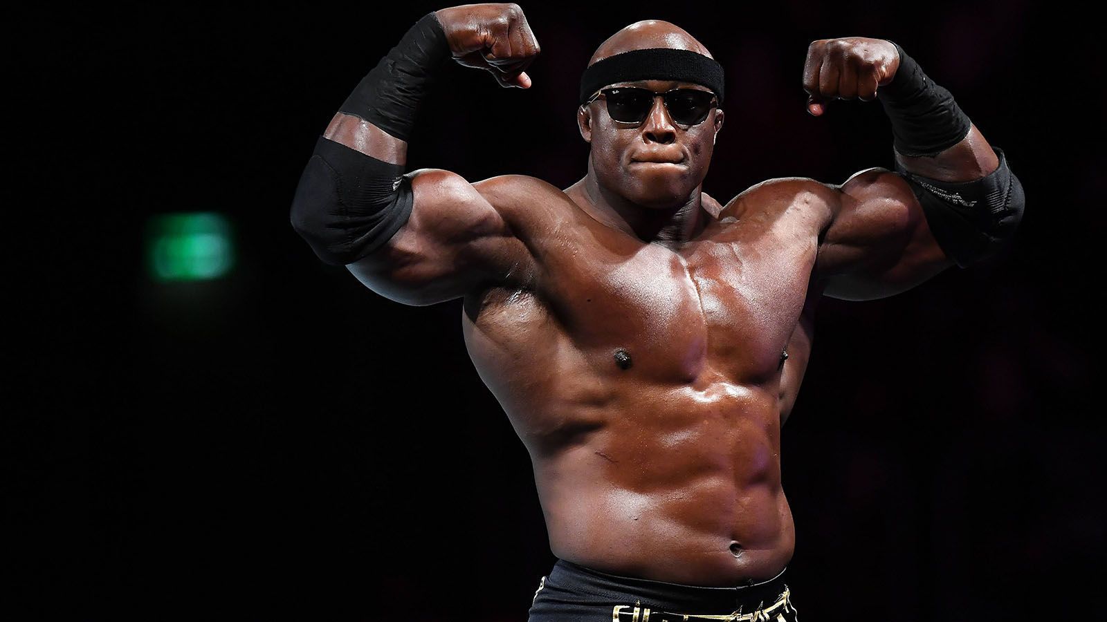 
                <strong>Bobby Lashley vs. Omos</strong><br>
                Bei Elimination Chamber im Februar wurde Bobby Lashley aus den Shows geschrieben, weil er sich einer Schulter-OP unterziehen musste. Die Ausfallzeit des zweimaligen WWE-Champions wurde daraufhin auf vier Monate beziffert. Völlig überraschend kehrte das Muskelpaket kurz vor WrestleMania zurück. Dort trifft er nun auf Omos. Dieser hatte im vergangenen Jahr als "Bodyguard" für AJ Styles fungiert. Seitdem versucht die WWE ihn als Solo-Wrestler aufzubauen. Mit Bobby Lashley wartet nun die erste richtige Aufgabe auf den 2,21-Meter-Riesen.
              