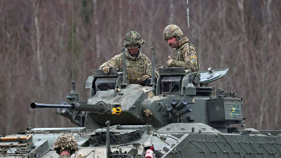 Prinz William (r.) würdigte in Estland die Leistung seiner Truppen vor Ort.