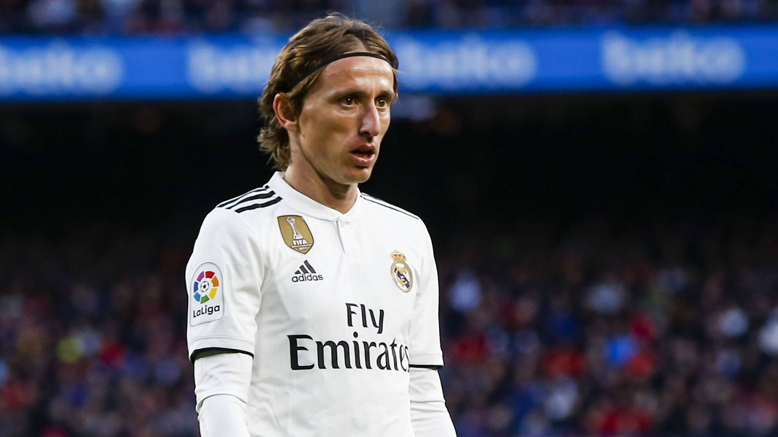 
                <strong>Luka Modric (Real Madrid)</strong><br>
                ...  sein unterschriebener Fünfjahresvertrag eine Gehaltssteigerung von Saison zu Saison. Modric soll in der ersten Spielzeit um die 4,7 Millionen Euro verdient haben. Seit der zweiten Saison kassiert er offenbar 5,7 Millionen Euro im Jahr. Im Vergleich zu James Rodriguez (7.759.380 Euro/Jahr) und Toni Kroos (10.900.000 Euro/Jahr) bekommt Modric ein deutlich geringeres Gehalt.
              