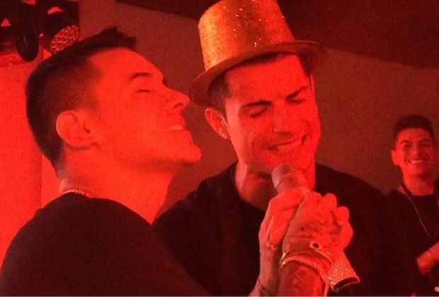 
                <strong>Ronaldo singt sich den Frust aus der Seele</strong><br>
                Ein bisschen schon. Beim Karaoke mit Kevin Roldan singt sich der Portugiese den Frust von der Seele. Immerhin hatte seine Mannschaft wenige Stunden vorher eine herbe Klatsche einstecken müssen ...
              