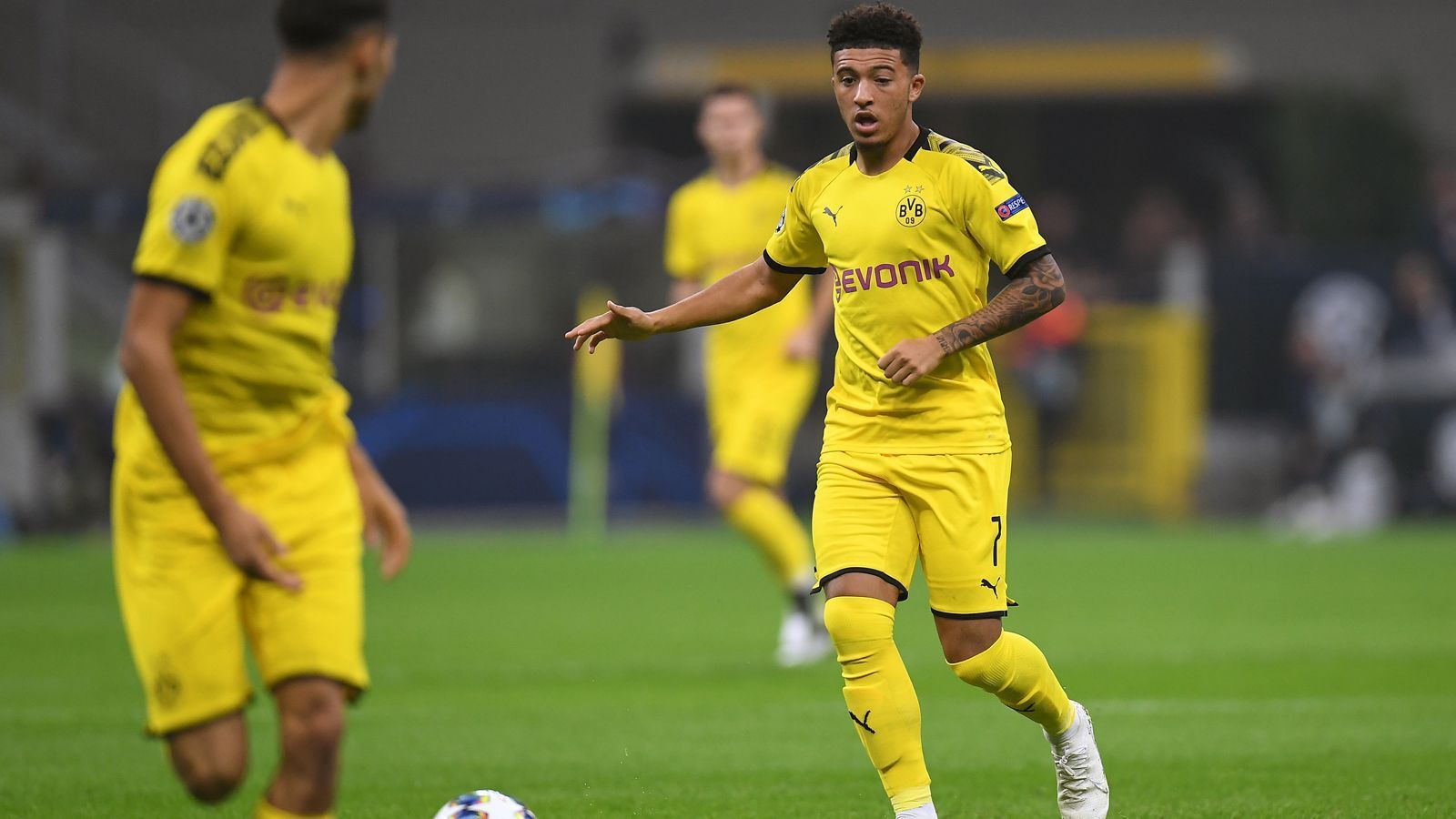 
                <strong>Jadon Sancho (Offensive)</strong><br>
                Der Engländer, in der Bundesliga zuletzt suspendiert, hatte quasi die beiden größten Chancen für den BVB. Mit dem Pausenpfiff konnte Inters Schlussmann Handanovic seinen Abschluss aus spitzem Winkel parieren. In der 75 Minute war es dann Inters Defensive, die seinen Torabschluss im letzten Moment von der Linie kratzte. Wirbelte viel, erzeugte aber insgesamt zu wenig Effekt. ran-Note: 3
              