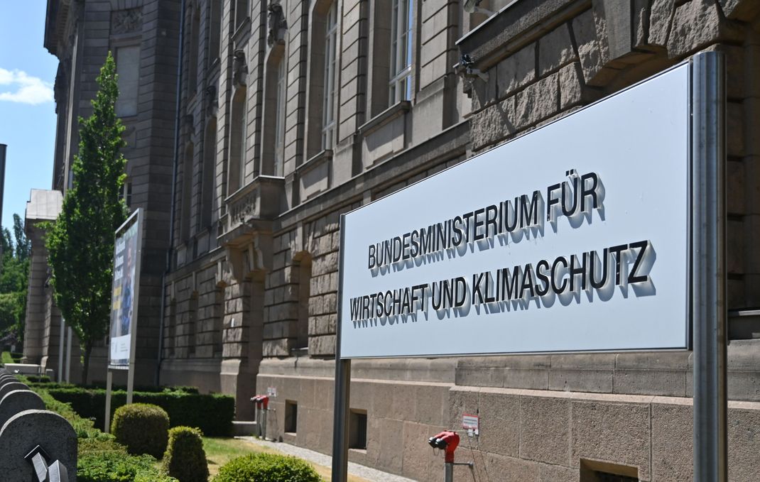 Im Streit um das Heizungsgesetz hat das Wirtschaftsministerium seinen Kurs verteidigt. 