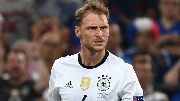 
                <strong>Benedikt Höwedes</strong><br>
                Benedikt Höwedes: Der Schalker ist nicht der schnellste, aber schneller als die französische Dampflok mit den Initialen OG ist er allemal. Wurde nach Boatengs Auswechselung plötzlich zum Abwehrchef. Ist im Spielaufbau limitiert, aber stark in den Zweikämpfen. ran-Note: 2
              