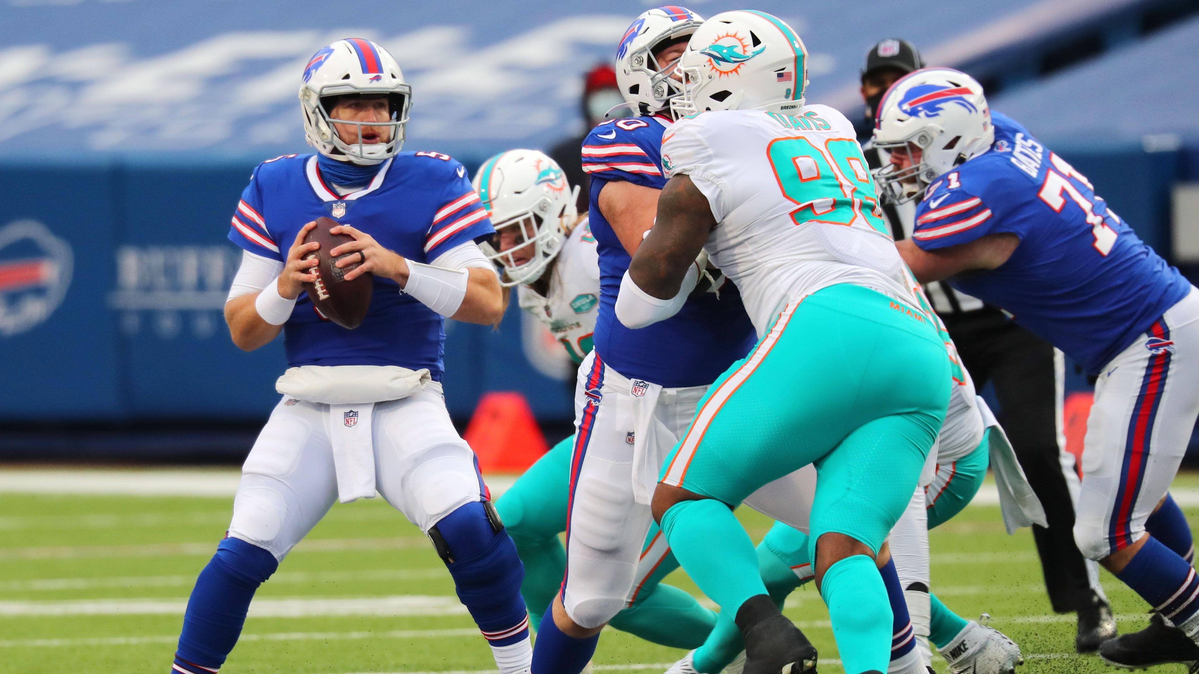 
                <strong>Verlierer: Die Defense der Miami Dolphins</strong><br>
                Das haben sich die Dolphins allerdings auch selbst zuzuschreiben. Vor dem abschließenden Spiel bei den Buffalo Bills hatte es Miami in der eigenen Hand. Doch das Team um Head Coach Brian Flores scheiterte und zeigte vor allem in der Defensive einen katastrophalen Auftritt. Ganze 56 Punkte ließ sich Miami einschenken und hatte so keine Chance auf einen Sieg. Auch Quarterback Tua Tagovailoa erwischte mit drei Interceptions einen rabenschwarzen Tag. Eine eigentlich gute Saison findet so ein abruptes Ende.
              