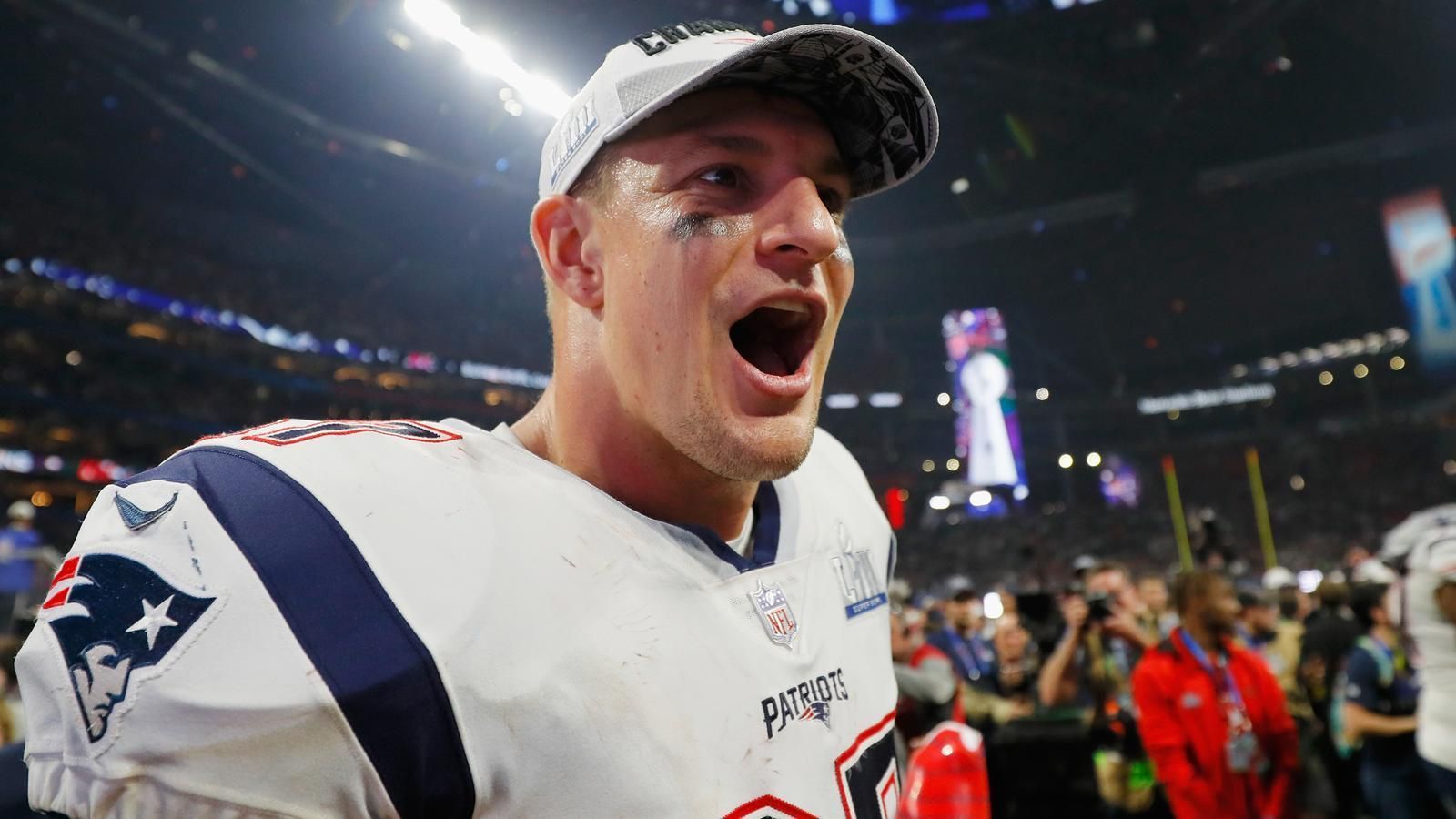 
                <strong>Rob Gronkowski (Rücktritt mit 29 Jahren)</strong><br>
                Eine der schillerndsten Persönlichkeiten der NFL beendet tatsächlich seine Karriere. Rob Gronkowski hat auf Instagram den Rücktritt vom American Football bekannt gegeben. Bei den New England Patriots hat der bald 30-Jährige in seinen neun Jahren Spielzeit drei Super Bowls gewinnen können. Zusammen mit Quarterback Tom Brady war "Gronk" ein Alptraum für jede Defensivreihe. "Alles begann mit 20 Jahren auf der Bühne beim NFL Draft, als mein Traum wahr wurde.", schreibt er auf seinem Instagram-Kanal. Im Jahr 2010 wählten die Patriots den knapp zwei Meter großen Spieler an 42. Stelle in der zweiten Runde des Drafts. Insgesamt fing Rob Gronkowski 521 Pässe für 7.861 Yards und erzielte 79 Touchdowns. Dazu hält er den NFL-Rekord für die meisten gefangenen Touchdowns (17) eines Tight Ends in einer Saison.
              