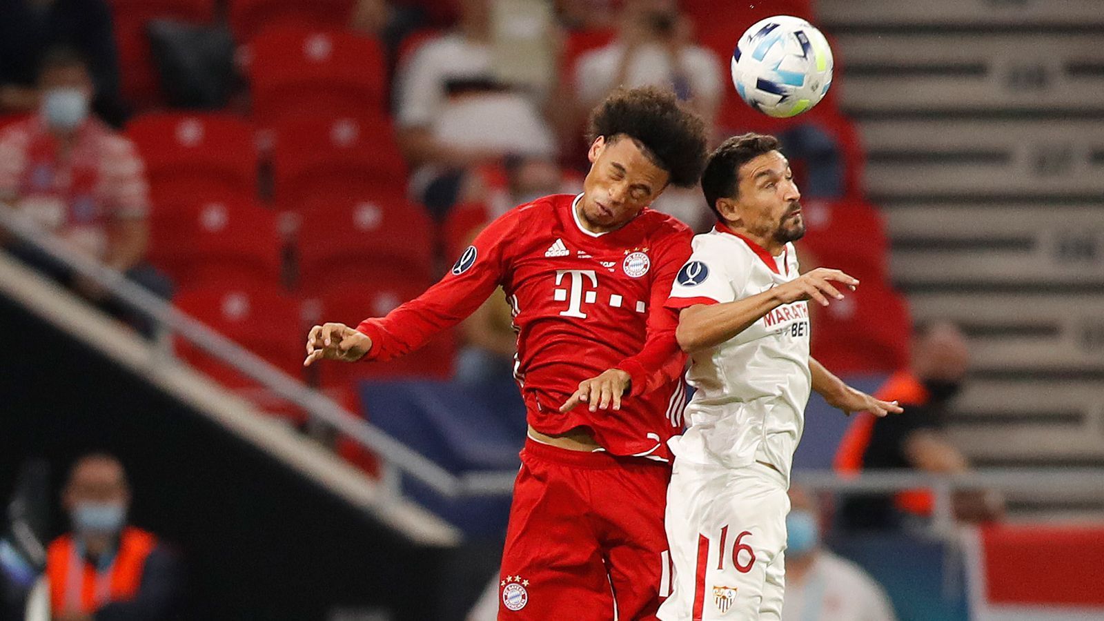 
                <strong>Leroy Sane</strong><br>
                In der Offensive ist Sane der Unauffälligste bei den Bayern. Er tritt bei seiner Europapokalpremiere für den FCB kaum in Erscheinung. Symbolisch steht sein völlig verzogener erster Torschuss in der 55. Minute. Wenig später jubelt Sane doch noch, doch der Treffer wird nach einem vermeintlichen Lewandowski-Foul nicht gegeben. In der 70. Minute wird Sane als erster Bayern-Spieler ausgewechselt. ran.de-Note: 5
              