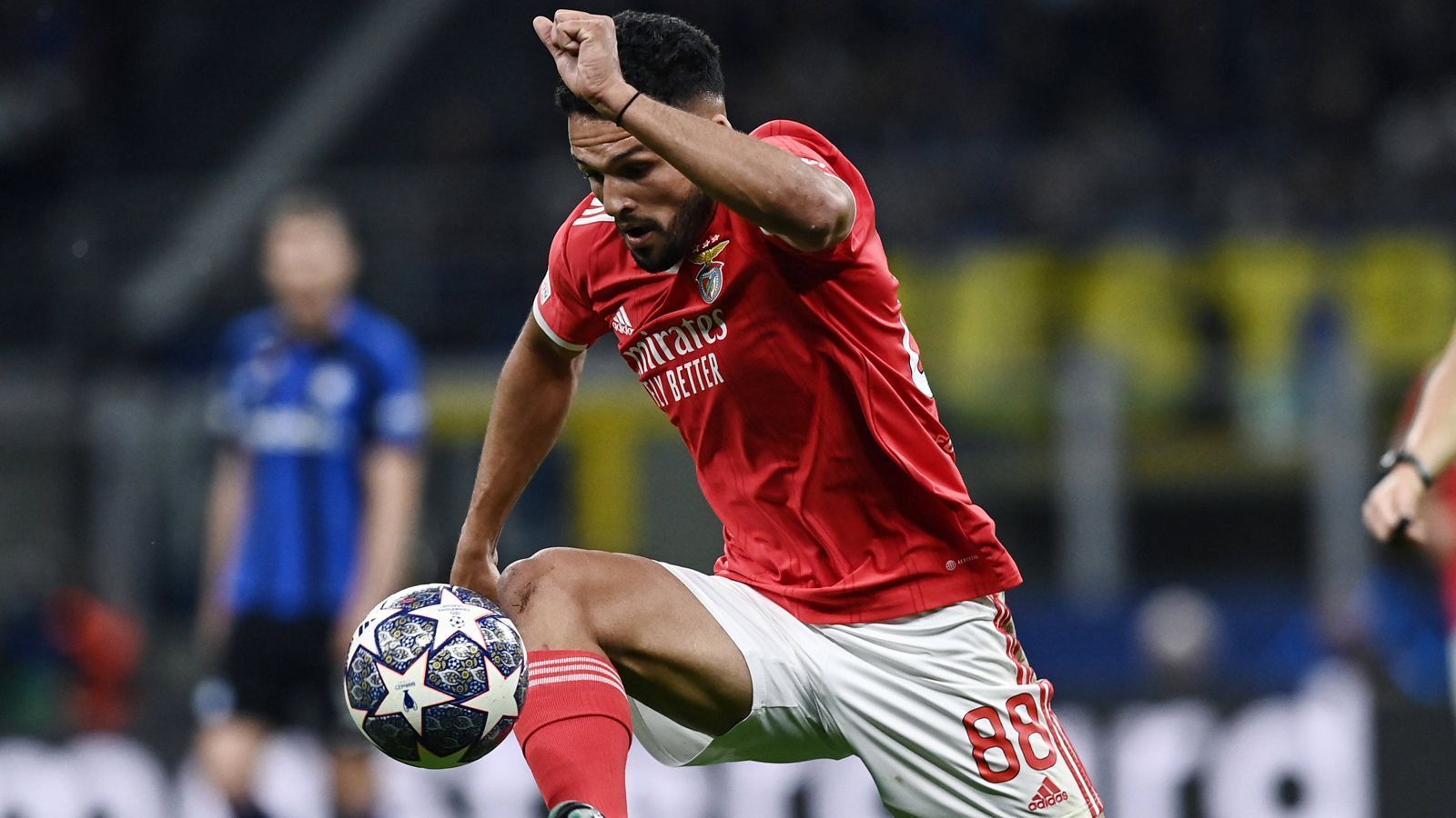 
                <strong>Goncalo Ramos (Benfica Lissabon)</strong><br>
                Benfica ist eine der größten Talent-Fabriken im Weltfußball. Mit dem 21 Jahre alten Mittelstürmer Goncalo Ramos steht nun der nächste Spieler zum Verkauf bereit. Bei der WM spielte er anstatt Cristiano Ronaldo, in der Liga zeigte Ramos sich außerordentlich treffsicher. Der FC Bayern München, Manchester United oder Real Madrid sollen Interesse an dem Portugiesen haben, dessen Marktwert auf 40 Millionen Euro geschätzt wird. Wechselwahrscheinlichkeit: sehr hoch
              