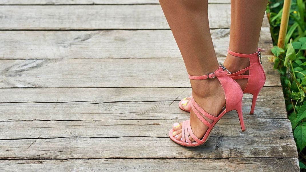 Offene Schuhe mit gepflegten Füßen im Sommer tragen – wir verraten euch, was gegen Rollnägel hilft. 