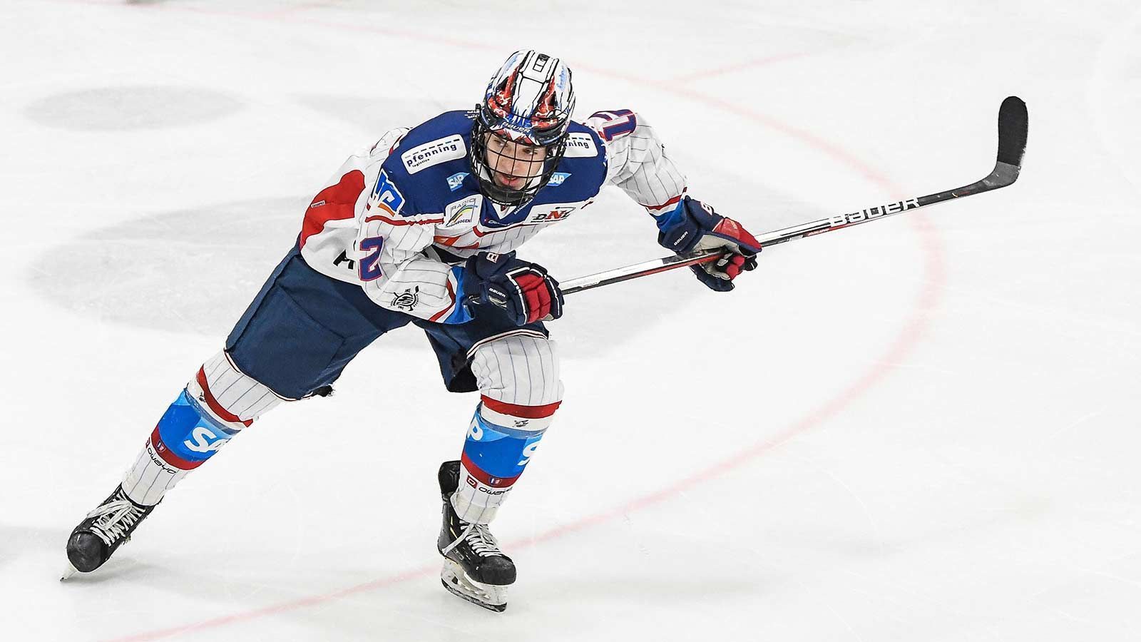 
                <strong>Linus Brandl (Stürmer, Adler Mannheim)</strong><br>
                Brandl spielte zuletzt für die Jungadler Mannheim in der U20. In 35 Spielen der Saison 2022/23 sammelte der Stürmer 56 Punkte (28-28-56). Er war damit der Top-Torjäger und der drittbeste Scorer in der U20-DNL. Der 1,82 Meter große Rechtsschütze kam auch für die deutsche U18-Nationalmannschaft zum Einsatz und steuerte bei der U18-WM in sechs Partien zwei Punkte (1-1-2) bei. Zur neuen Saison wechselt Brandl zu den Straubing Tigers und soll dort sein Profi-Debüt in der DEL geben. Der 18-Jährige wurde in Mannheim geboren und neben den Jungadlern Mannheim auch beim EHC 80 Nürnberg ausgebildet. Beim NHL Draft 2023 zählt er zu den größten deutschen Hoffnungsträgern. Das NHL Central Scouting listete den torgefährlichen Angreifer unter den Skatern aus Europa auf Rang 109.
              