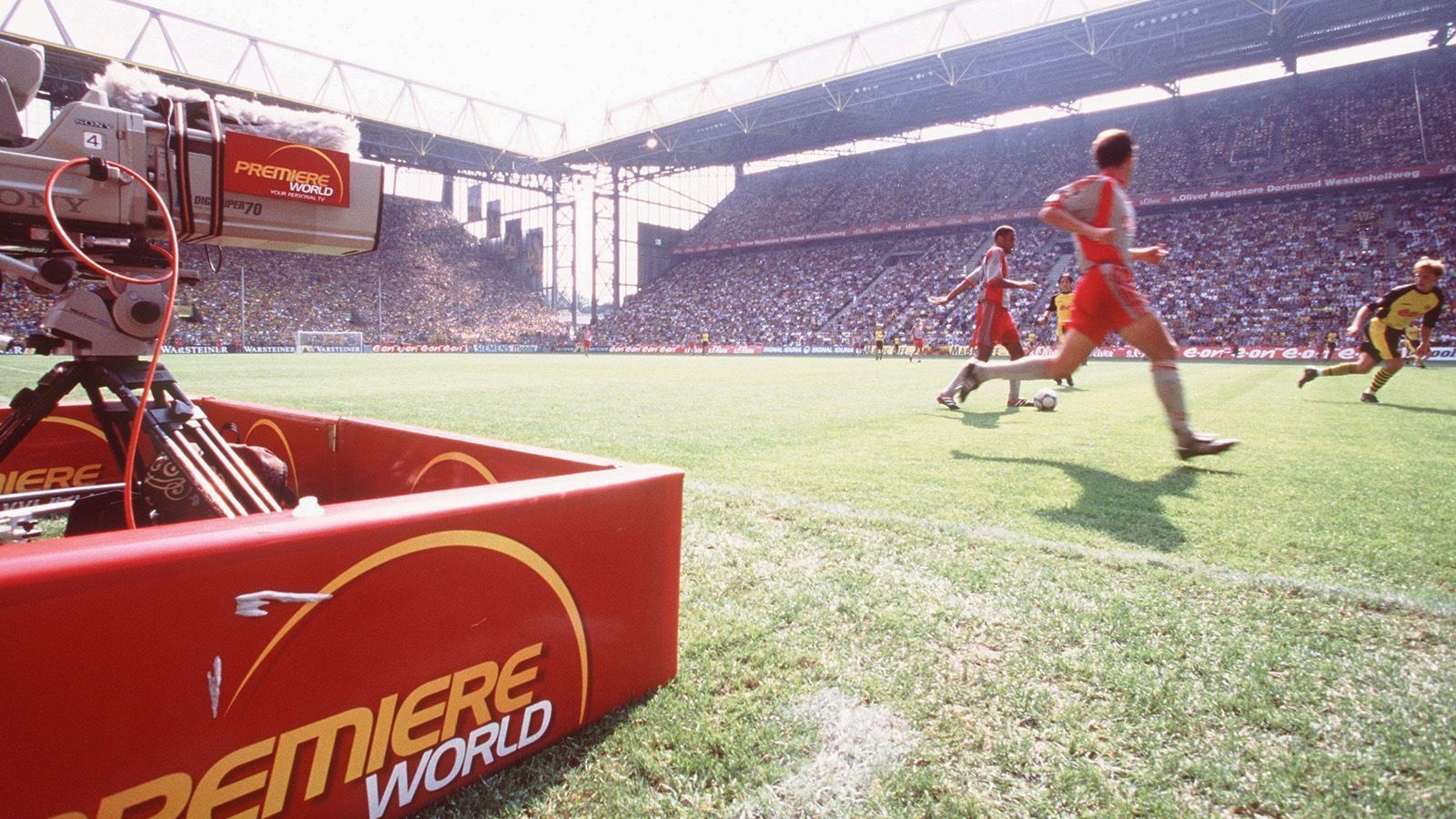 
                <strong>Bundesliga auch im Pay-TV</strong><br>
                1991/92 steigt Pay-TV-Sender "Premiere" in die Live-Übertragung der Bundesliga mit ein - erstmal mit nur einem Spiel pro Woche. Die TV-Rechte kosten mittlerweile 80 Millionen Mark pro Saison. 
              