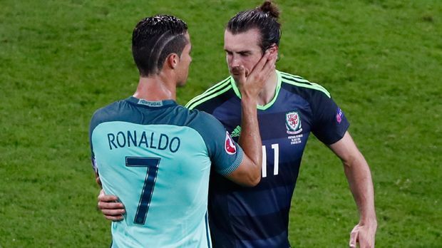 
                <strong>Portugal vs. Wales</strong><br>
                Halbfinale: Das Halbfinale stand im Schatten der beiden Superstars von Real Madrid. Portugal gegen Wales - Cristiano Ronaldo gegen Gareth Bale. Am Ende war CR7 mit einem Treffer und einer Vorlage der entscheidende Mann auf dem Platz und sicherte der "Selecao" den Finaleinzug ...
              