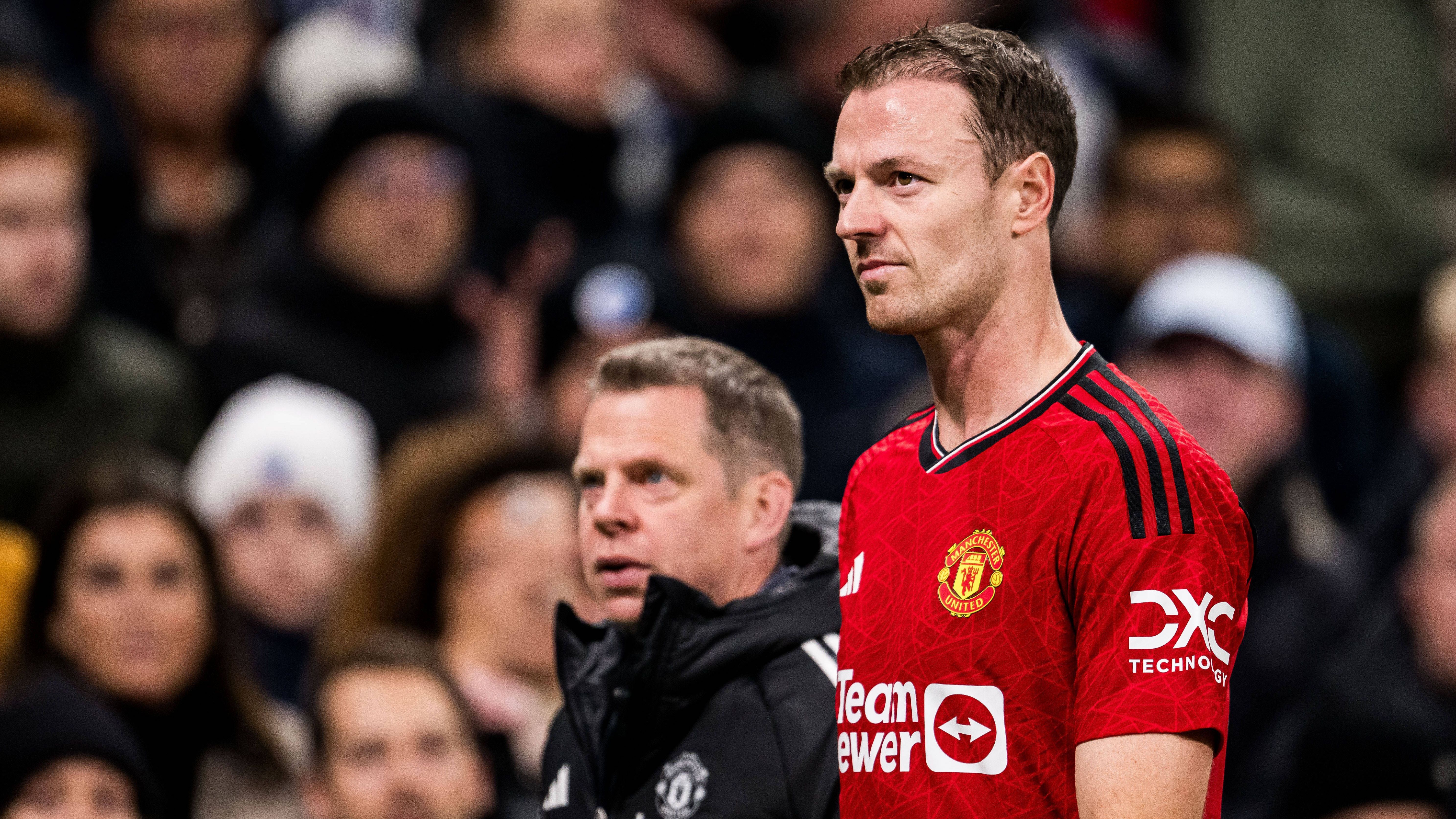 <strong>Jonny Evans</strong><br>Deutlich problemloser könnte die Trennung von Manchester United im Sommer 2024 bei Jonny Evans ablaufen. Immerhin läuft der Kontrakt des 35 Jahre alten Verteidigers dann aus, den man im Sommer 2023 überraschend von Leicester zurück ins Old Trafford holte. Alleine schon aufgrund seines Alters war der Routinier von vornherein nur als Überganglösung betrachtet worden.