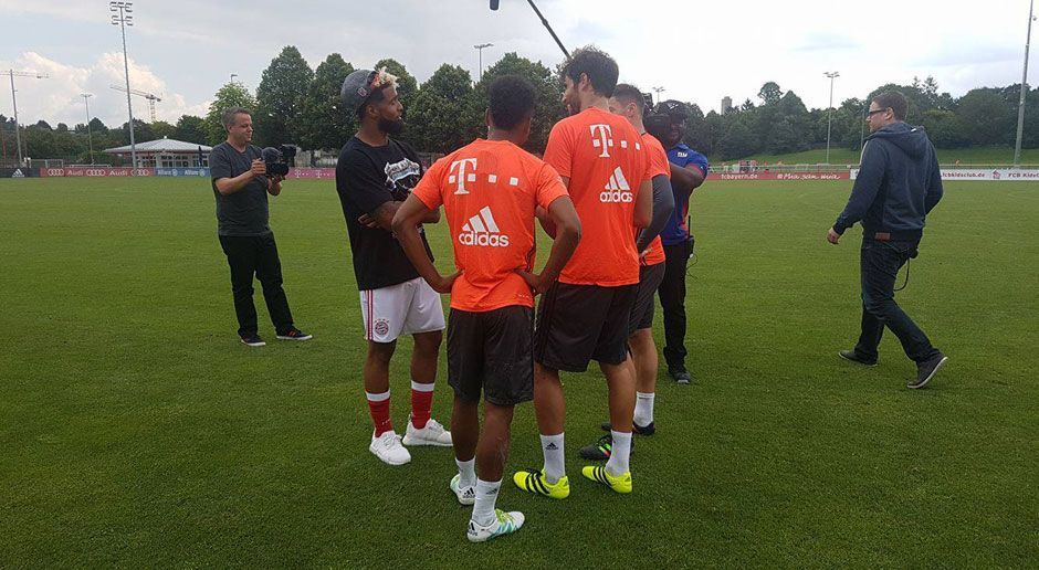 
                <strong>Odell Beckham beim FC Bayern München</strong><br>
                Sportstars unter sich: Sofort scharen sich die Bayern-Spieler um den NFL-Profi und lauschen andächtig den Geschichten aus Übersee.
              
