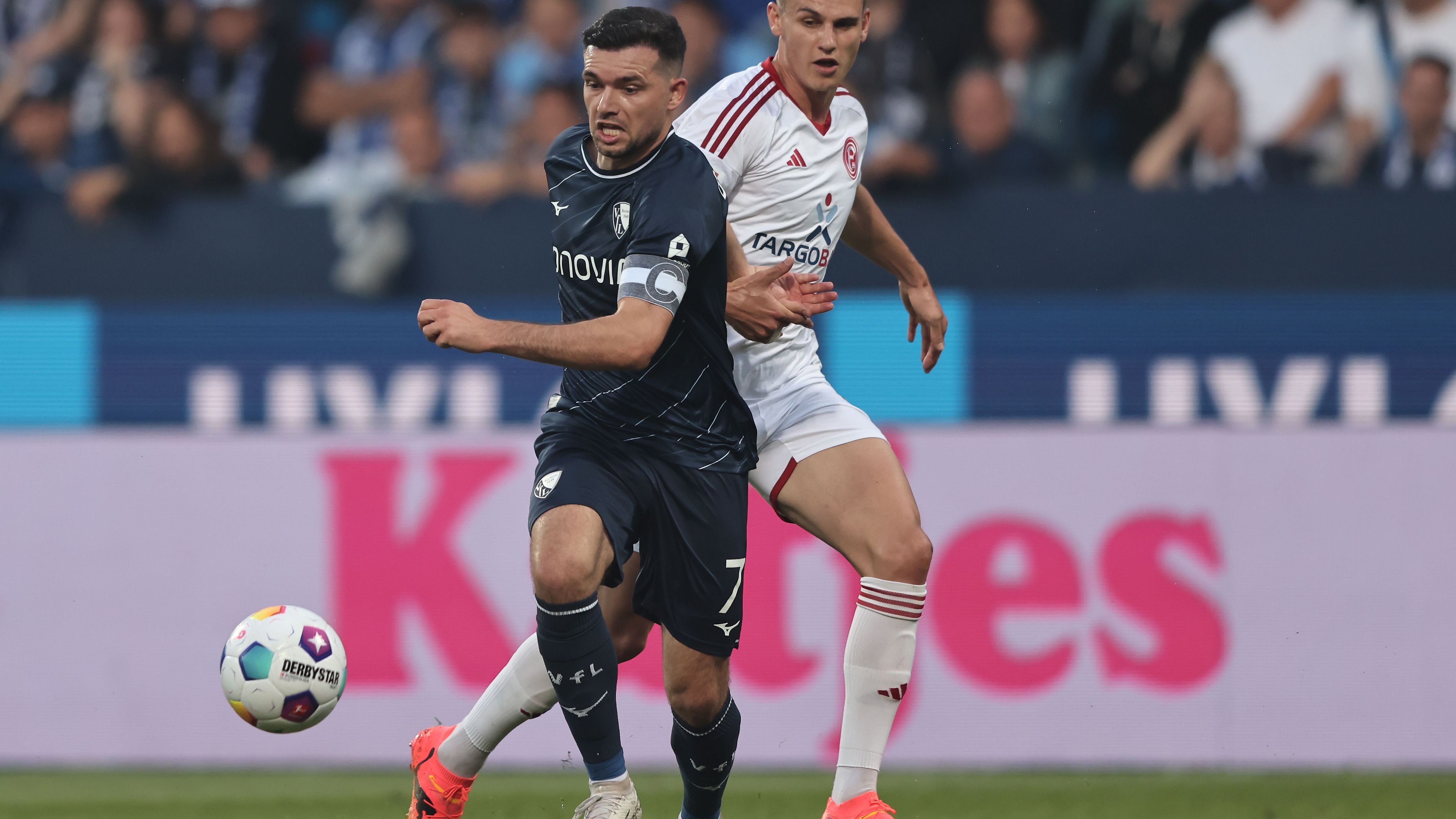 <strong>Kevin Stöger (VfL Bochum)</strong><br>Dreh- und Angelpunkt des Bochumer Spiels, vor allem in der Anfangsphase überall zu finden und extrem agil. Mit Standards gewohnt gefährlich, mit zunehmender Spieldauer findet er aber immer seltener seine Mitspieler, die ihn oft hängen lassen. Viel Einsatz, läuferisch und kämpferisch stark. Geht am Ende aber mit unter. <strong><strong><em>ran</em></strong>-Note: 3</strong>