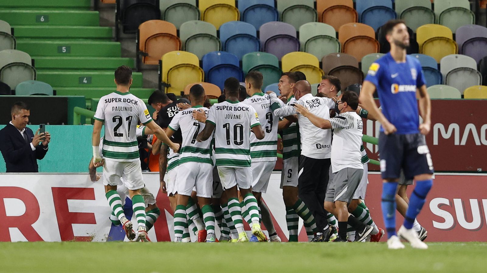 
                <strong>Sporting Lissabon (Portugal)</strong><br>
                Der Überraschungsmeister der vergangenen Saison in Portugal heißt Sporting Lissabon. Nach dem größten Erfolg der jüngeren Vergangenheit setzt das Team von Ruben Amorim seinen Lauf in der Liga fort, saisonübergreifend hat Sporting von den letzten 42 (!) Ligaspielen nur ein einziges verloren, ausgerechnet auswärts bei Benfica (3:4). Das war allerdings, als Sporting schon längst als Meister feststand. In dieser Saison gab es sechs Siege und zwei Remis in der Liga, allerdings zwei Pleiten gegen Ajax (1:5) und Dortmund (0:1) in der Champions League. Tabellarisch reicht das für Platz drei. 
              