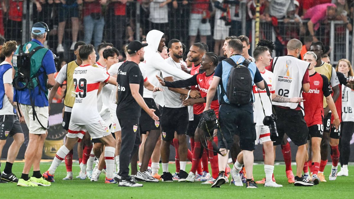 17.08.2024, xsltx, Fussball Supercup 2024, Bayer 04 Leverkusen - VfB Stuttgart emspor, v.l. Rudelbildung nach dem Elfmeterschießen (DFL DFB REGULATIONS PROHIBIT ANY USE OF PHOTOGRAPHS as IMAGE SEQU...