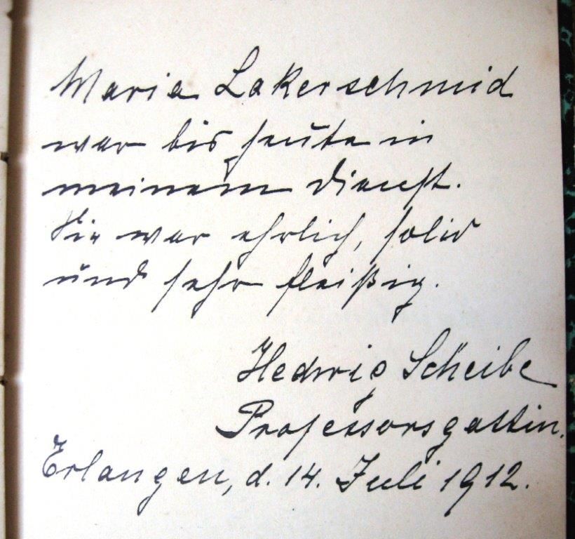 Gesindebücher machen soziale Verhältnisse spürbar. Sie enthalten auch Arbeitszeiten und Arbeitszeugnisse. Hier steht: Maria Lakerschmid war bis heute in meinem Dienst. Sie war ehrlich, solid und sehr fleißig. Hedwig Scheibe Professorsgattin  Erlangen, d.14. Juli 1912