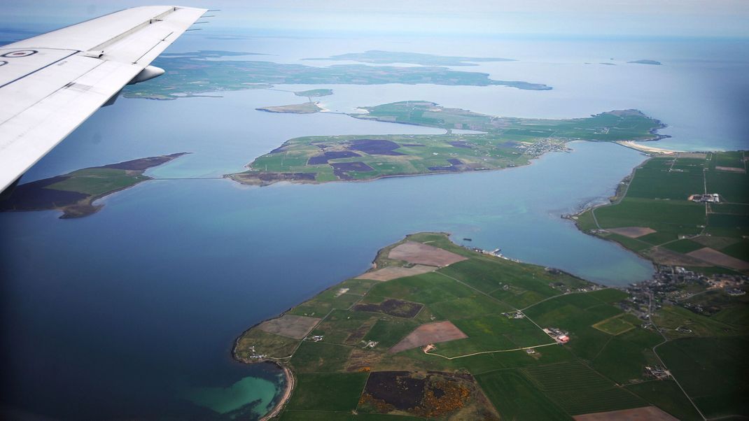 Blick auf die schottischen Orkney-Inseln von einem Flugzeug aus