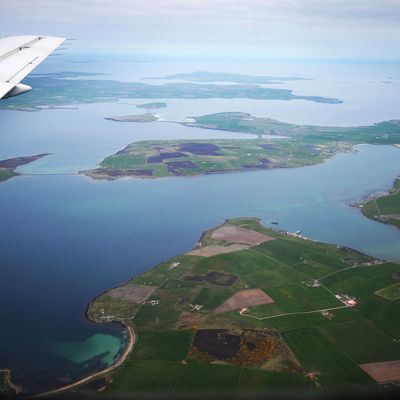 Blick auf die schottischen Orkney-Inseln von einem Flugzeug aus