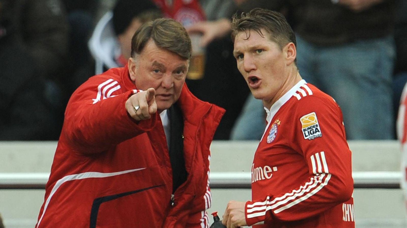 
                <strong>Van Gaals Positionswechsel ist Gold wert</strong><br>
                2009 wird Louis van Gaal neuer Trainer des FC Bayern. Der Niederländer beordert seinen Schützling vom Flügel auf die Sechser-Position - ein entscheidender Schritt auf Schweinsteigers Weg zum Weltstar.
              