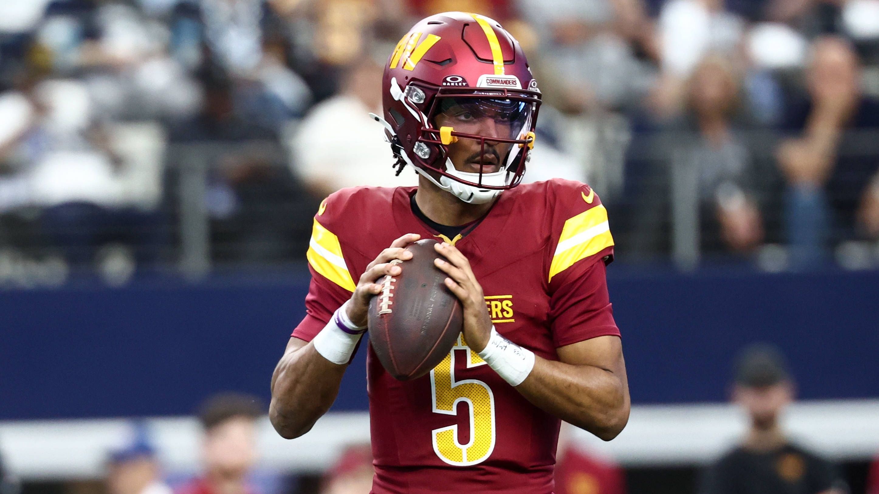 <em><strong>Jayden Daniels (Washington Commanders)</strong><br>Die Commanders müssen auf Jayden Daniels verzichten. Der 24-Jährige laboriert laut "ESPN" an einer Oberschenkelverletzung und verpasst damit das Monday Night Game von Week 8 gegen die Kansas City Chiefs. Marcus Mariota übernimmt die Starterrolle. Demnach soll Daniels aber nicht länger ausfallen, die Franchise wolle aber offenbar kein Risiko eingehen.</em>