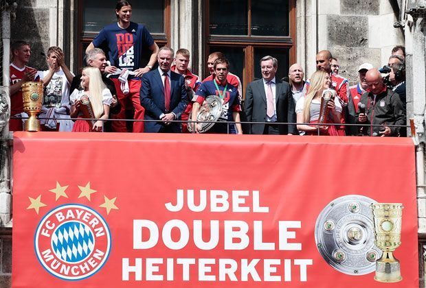 
                <strong>Zehntes Double: So feiern die Bayern</strong><br>
                Das Motto der Feiergemeinde: "Jubel, Double, Heiterkeit" - nicht die schlechteste Idee.
              