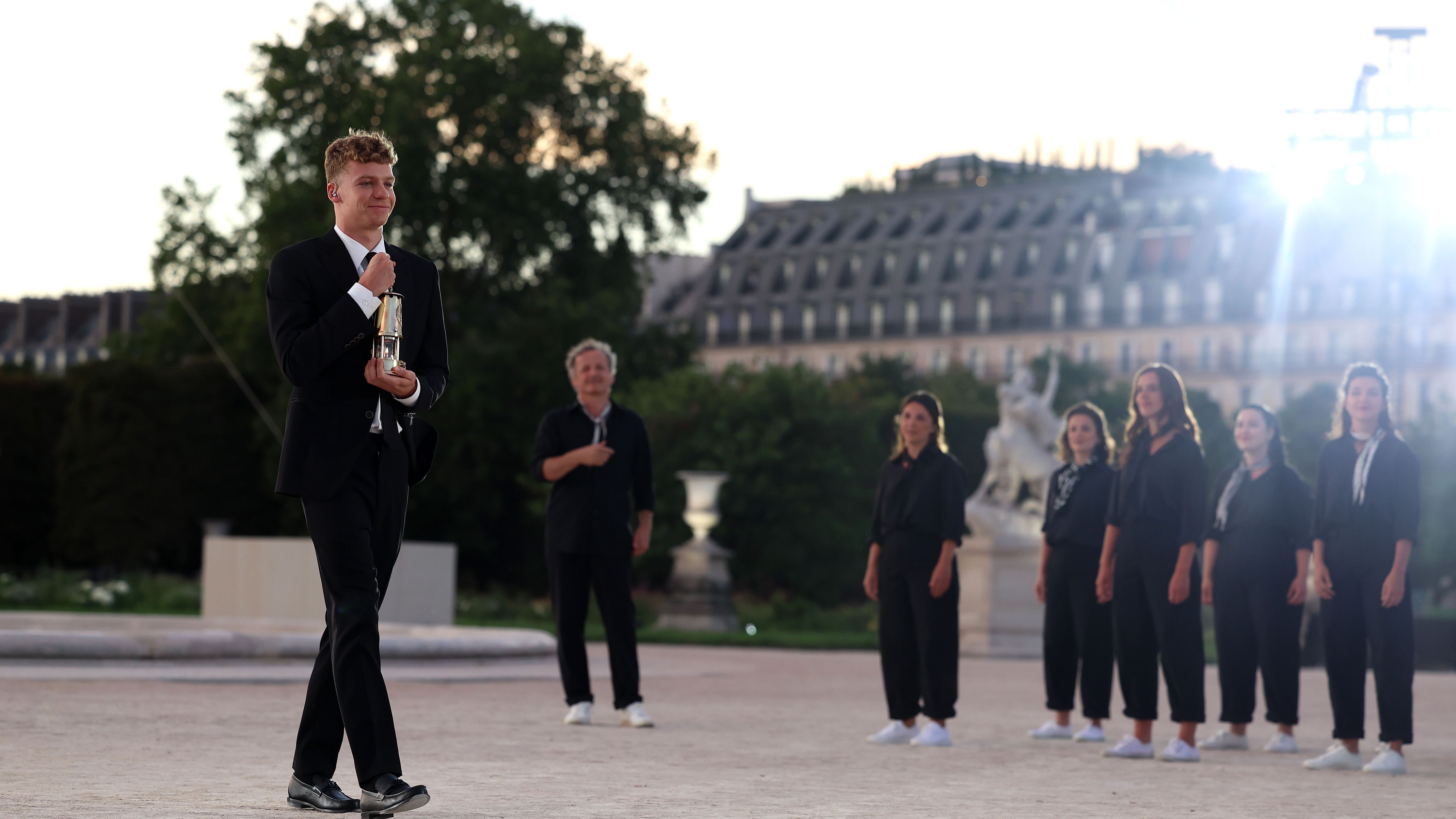 <strong>Olympia 2024: Die besten Bilder der Schlussfeier</strong><br>Der 22 Jahre alte Schwimmer hat die Ehre, das olympische Feuer ins Stade France zu tragen.