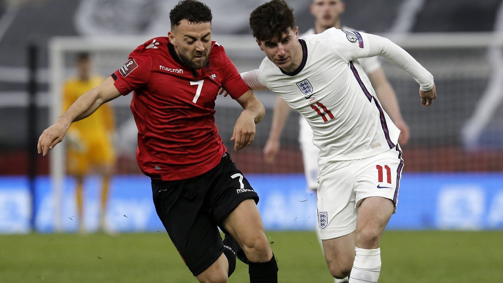 
                <strong>Mason Mount (England)</strong><br>
                Mit einem Champions-League-Sieg im Gepäck reist Mason Mount zur englischen Nationalmannschaft. Der 22-Jährige, der vergangene Saison in 36 Ligaspielen für den FC Chelsea auf dem Spielfeld stand, gehört zur jungen, hochtalentierten Garde der Engländer. Mit seiner Spielgestaltung, dem starken Dribbling und dem nötigen Antritt, um auch mal einen Gegenspieler im Regen stehen zu lassen, zählt er zu den besten Zehnern der Premier League. Vier Treffer in 16 Einsätzen für die Nationalmannschaft unterstreichen zudem seine Torgefährlichkeit. 
              