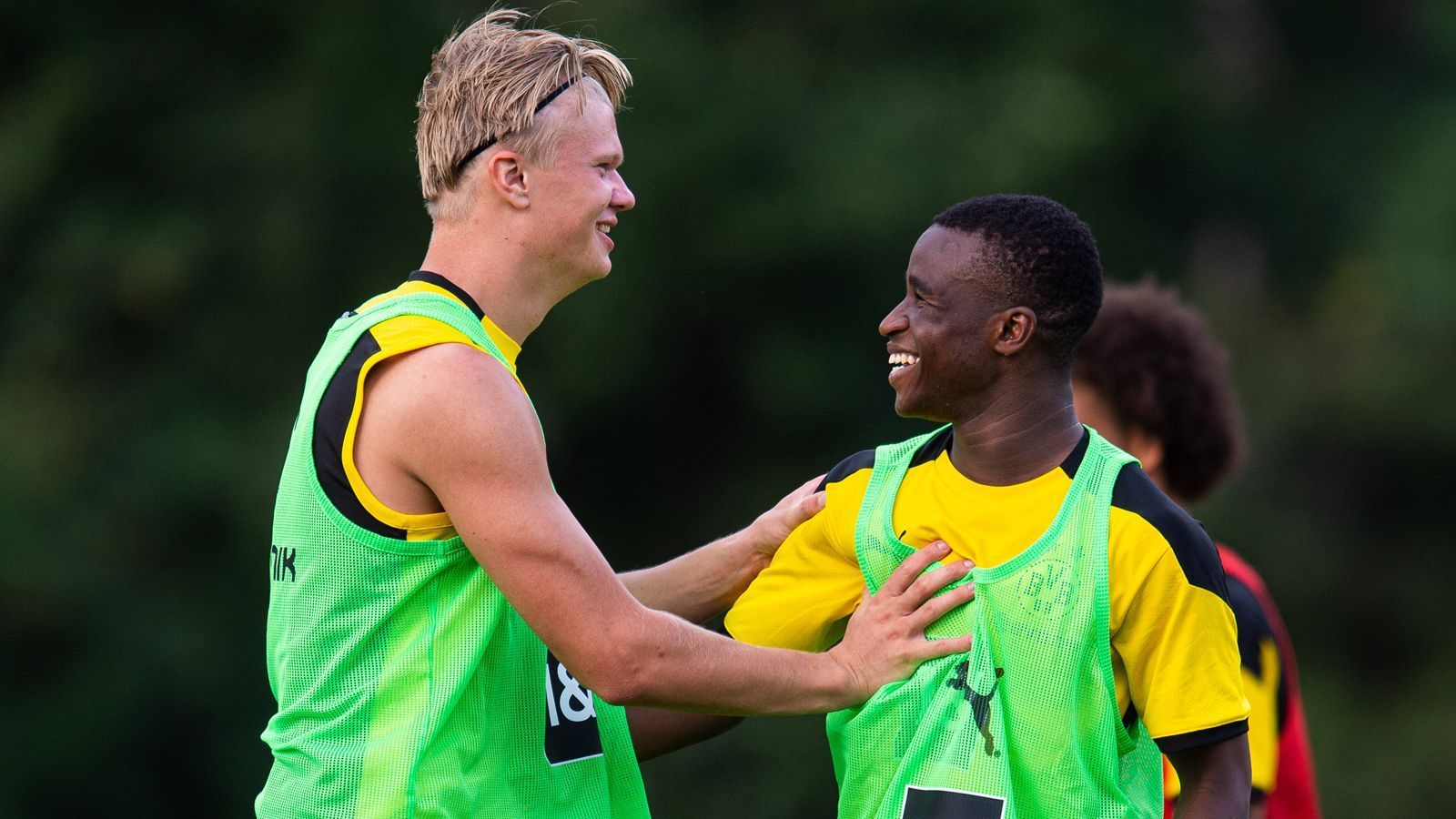 
                <strong>Gewinner: Die BVB-Talentschmiede</strong><br>
                Obwohl derzeit sportlich nicht alles rundläuft, ist der BVB für die kommenden Jahre gut aufgestellt. Und das liegt vor allem an der jungen Garde. In Youssoufa Moukoko erzielte gerade erst ein 16-Jähriger sein erstes Bundesliga-Tor, im Mittelfeld kommen der 17-jährige Jude Bellingham sowie der 18-jährige Giovanni Reyna regelmäßig zu Einsätzen. Und dann wäre da natürlich noch der 20-jährige Erling Haaland, der im Jahr 2020 mit dem "Golden Boy"-Award als bester Nachwuchsspieler der Welt ausgezeichnet wurde. Jaden Sancho reiht sich mit seinen 20 Jahren ebenfalls in die Liste ein. Alleine die fünf aufgelisteten Spieler haben zusammengerechnet einen Marktwert von 267 Millionen Euro.
              