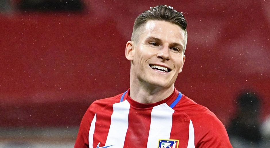 
                <strong>Kevin Gameiro</strong><br>
                Kevin Gameiro spielte in der Offensive von Atletico zuletzt keine prominente Rolle, bei Tottenham Hotspur soll er stattdessen auf der Wunschliste stehen. Der Premier-League-Klub hat deshalb angeblich ein Angebot über 30 Millionen Euro abgeschickt und Atletico soll zuletzt Verkaufsbereitschaft gezeigt haben - eine Einigung stand nach Informationen der "AS" kurz bevor. Folgt nun die Rolle rückwärts? Auch Gameiro könnte durch die Sperre zum Bleiben gezwungen sein.
              