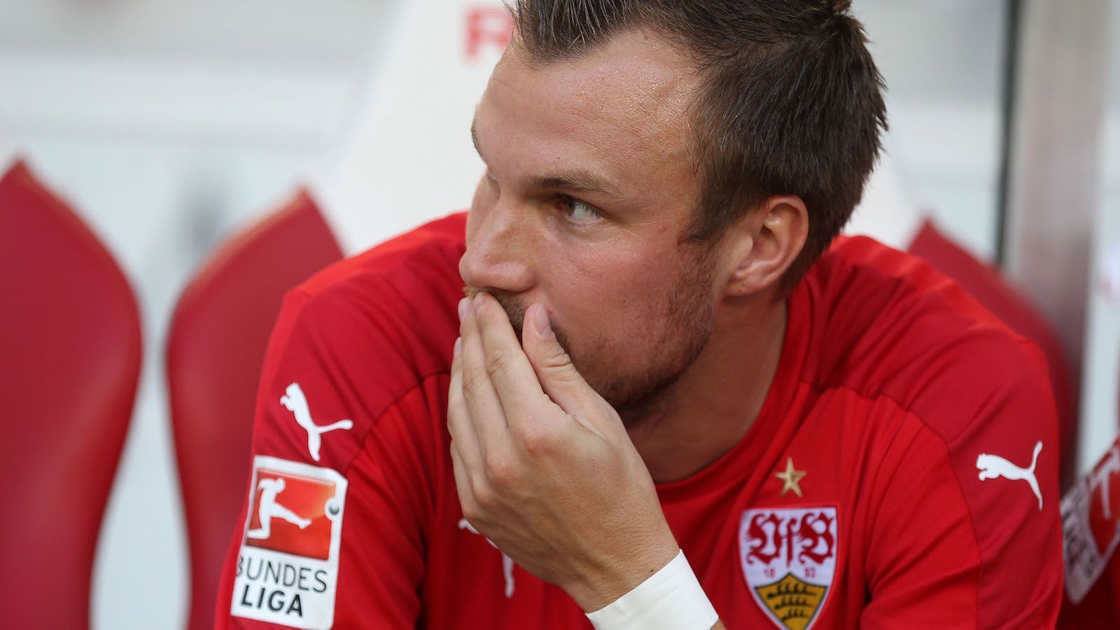 
                <strong>Abwehr: Kevin Großkreutz</strong><br>
                Die Weltmeister-Zeiten des Kevin Großkreutz waren längst vorbei. Einer unglücklichen Leihe zu Galatasaray Istanbul folgte ein knapp einjähriges Intermezzo beim VfB Stuttgart. In dieser Zeit stieg das Team nicht nur ab, nein, nein, nein. Großkreutz schaffte es auch noch, aus dem Verein zu fliegen. Weil er eines Nachts VfB-Jugendspieler ins Bordell eingeladen haben soll und sich im Anschluss auf der Straße prügelte. Da ist so ein Dönerwurf nichts dagegen.
              