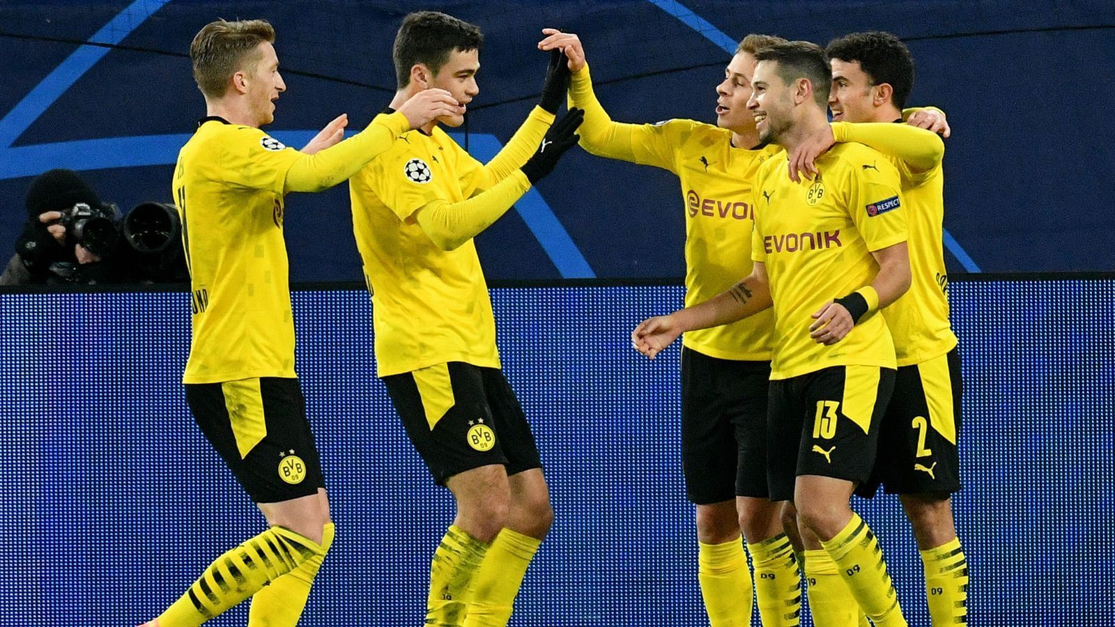 
                <strong>FC Sevilla - Borussia Dortmund</strong><br>
                Lucien Favre ist Geschichte, der BVB stellt sich neu auf. Ob der Rauswurf des Schweizers eine Befreiung für Schwarz-Gelb ist, muss sich erst noch zeigen. Jedenfalls hat Dortmund nach wie vor unbestritten viel Potential, in der Champions League sehr weit zu kommen. Der Achtelfinal-Gegner lebt vom Kollektiv, die ganz großen Namen sucht man bei Sevilla eigentlich wie immer vergeblich. Dreh- und Angelpunkt der Andalusier ist Rückkehrer Ivan Rakitic.ran-Prognose: Dortmund leckt seine Wunden und ist im Achtelfinale voll da. Gegen Sevilla spricht zudem, dass im Hinspiel Ende Februar wahrscheinlich leider noch keine - oder nur wenige - Zuschauer ins Stadion gelassen werden. Denn normalerweise ist das Pizjuan mit den heißblütigen Sevilla-Fans eine sehr schwer einzunehmende Festung.
              