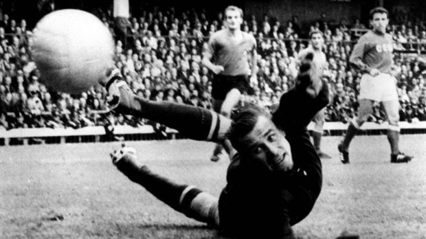 
                <strong>Tor: Lev Yashin</strong><br>
                Tor - Lev Yashin: Im Tor der Traumelf von Didier Deschamps steht Lev Yashin, die sowjetische Torwartlegende. Yashin verstarb im Jahr 1990. Für Dinamo Moskau war er von 1950 bis 1970 im Einsatz und ein gefeierter Held der UdSSR.
              